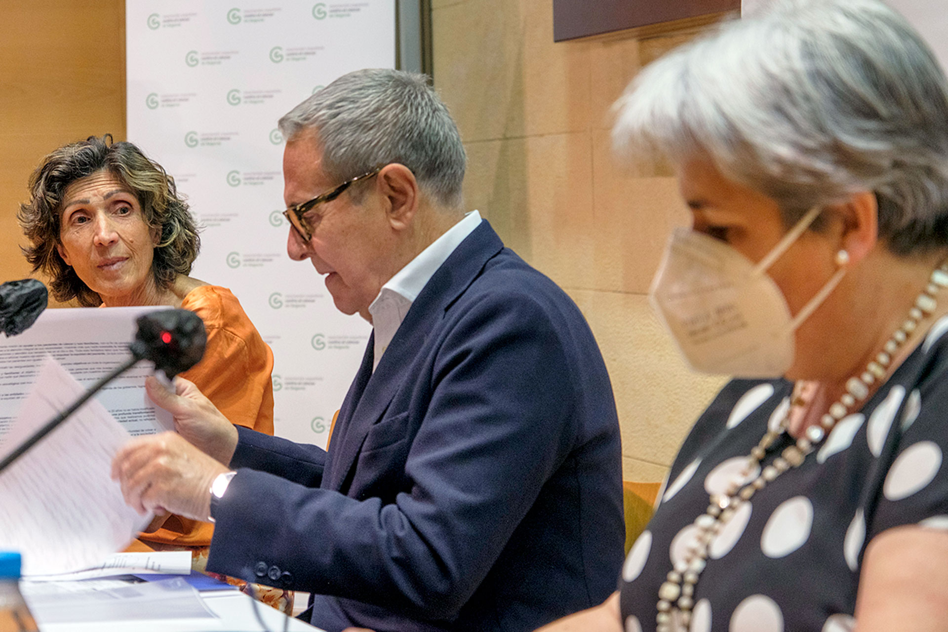 Ana Sanjosé (i) y Ramón Reyes (c) durante la Asamblea Anual de delegadas de la AECC en Segovia. / KAMARERO