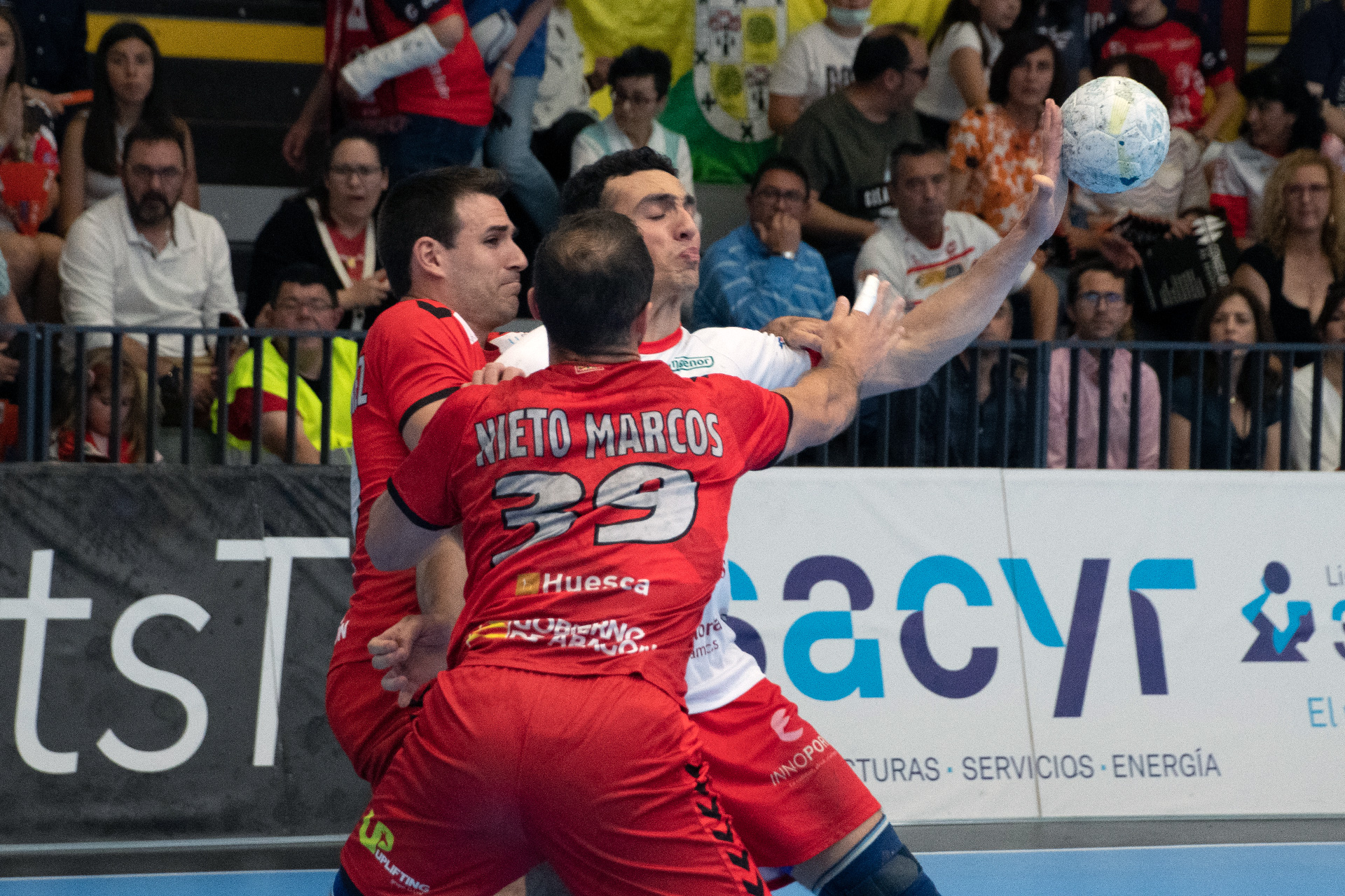 Moyano trata de dar continuidad a la jugada en un momento de la primera parte del encuentro frente al Bada Huesca./ DANI PÉREZ