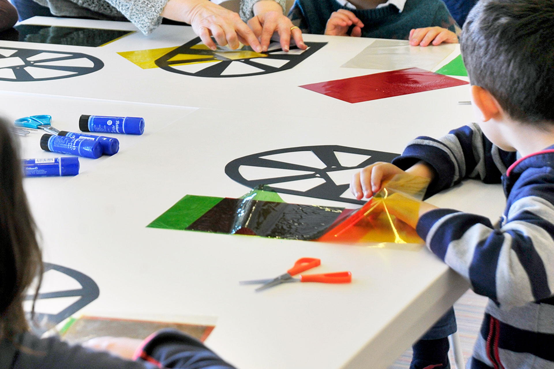 Un grupo de niños realiza un taller de vidrieras en la Biblioteca Pública de Segovia. / KAMARERO