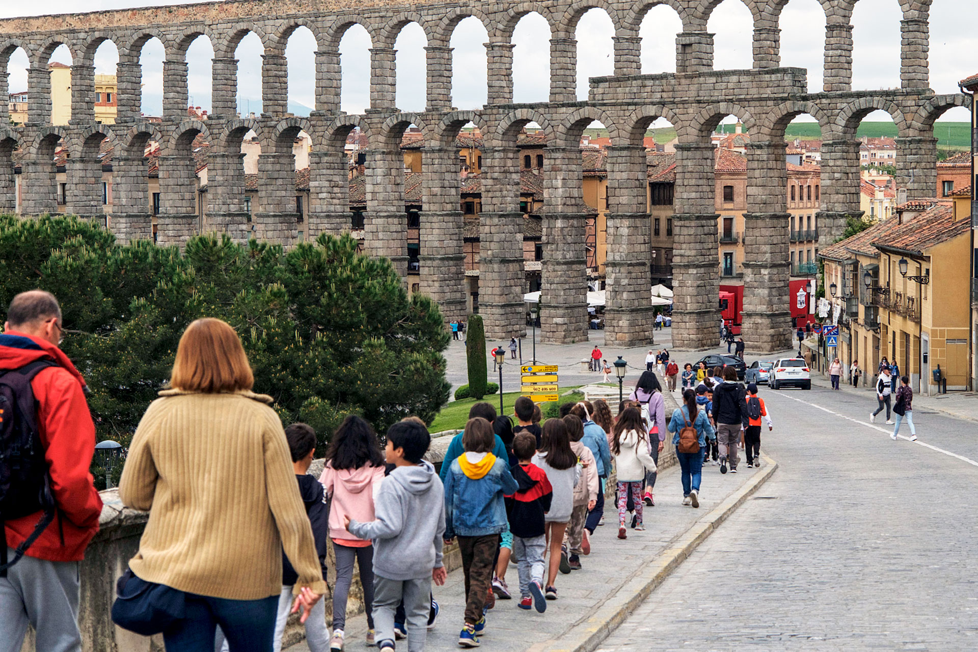 Alumnos de ambos centros educativos, ayer por la mañana en la calle de San Juan. / Kamarero