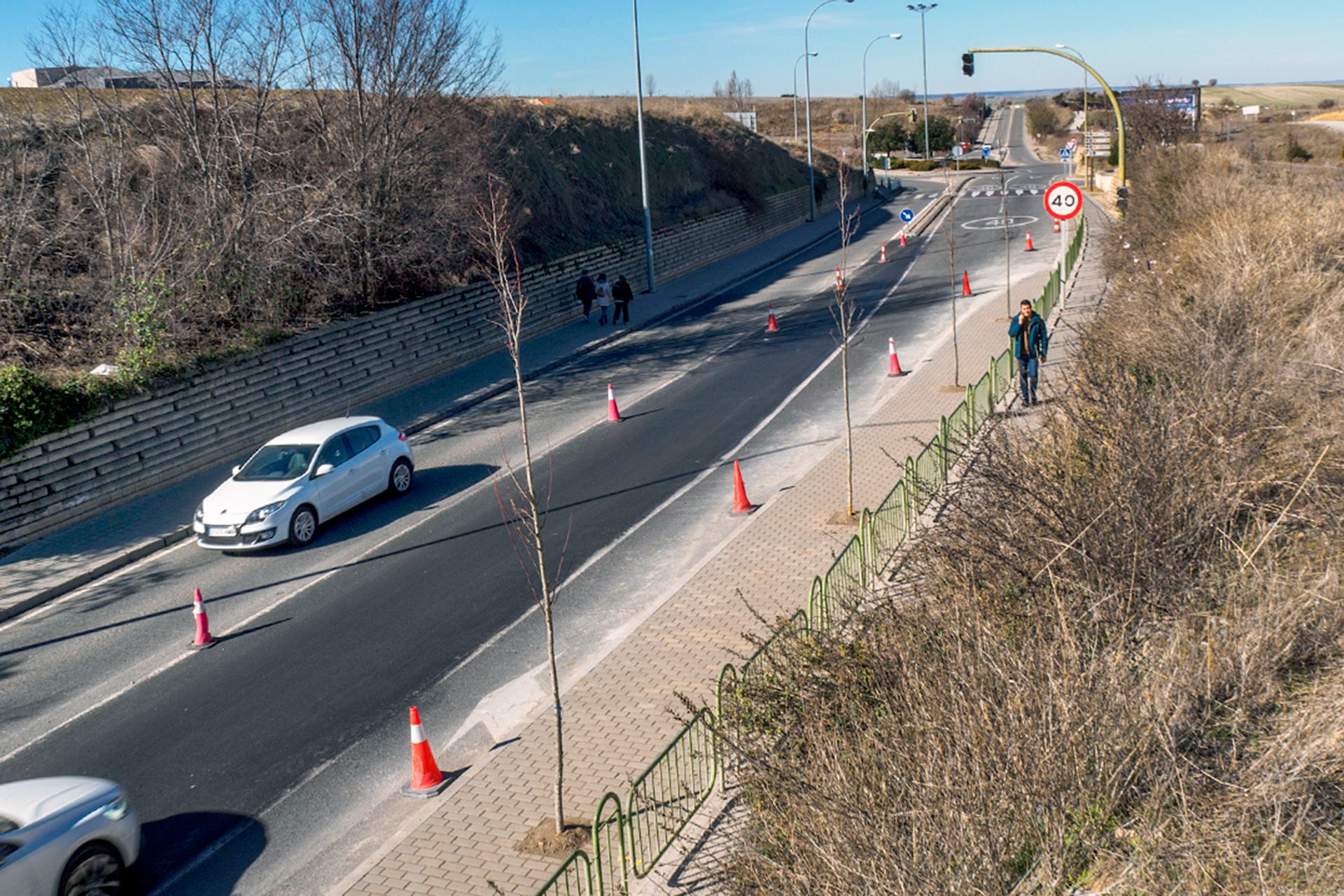 Conos indicadores del carril bici en la calle 3 de abril, en el acceso al Hospital General. / Kamarero
