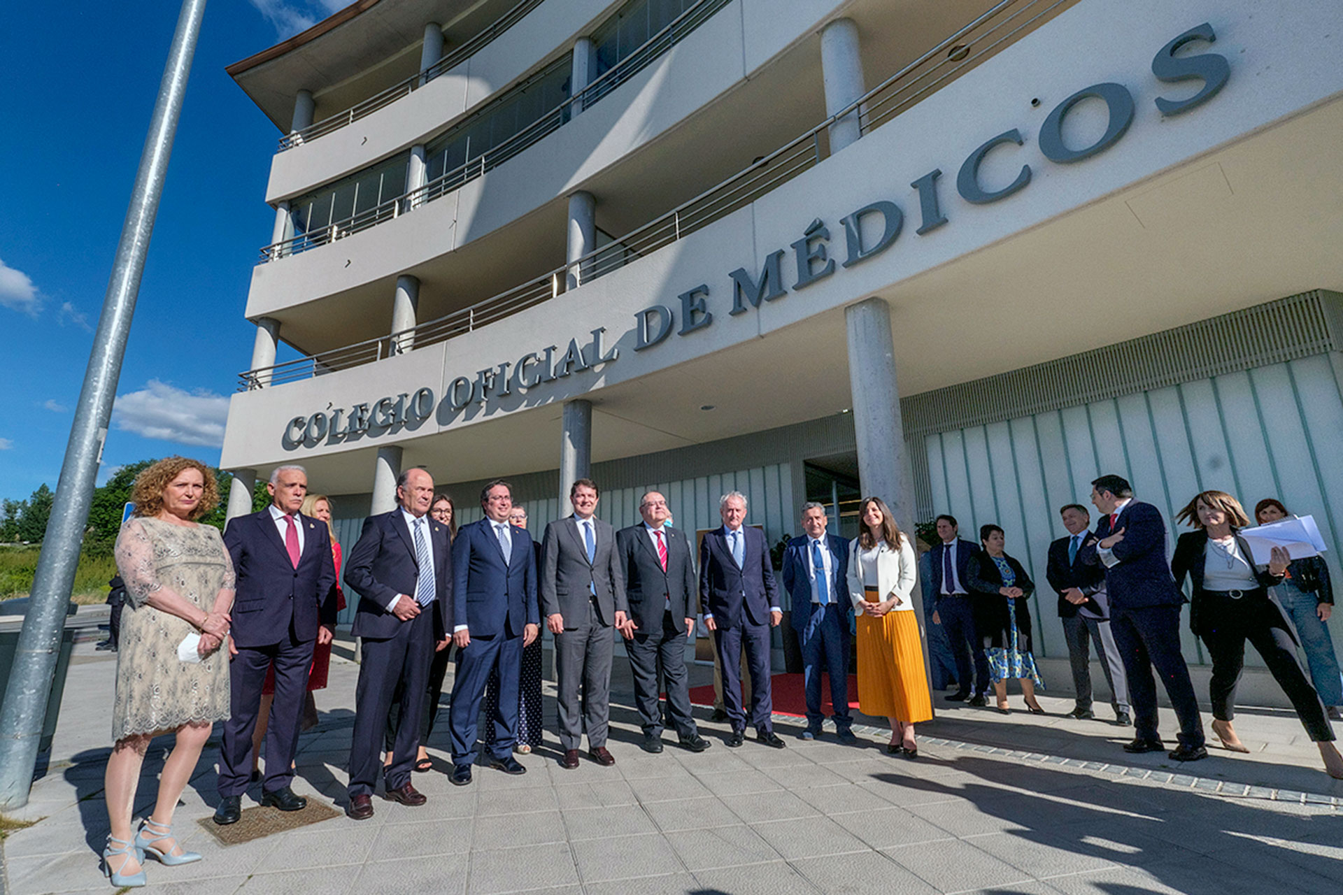 El presidente de la Junta y los de las organizaciones colegiales ante la sede del Colegio de Médicos de Segovia. / KAMARERO