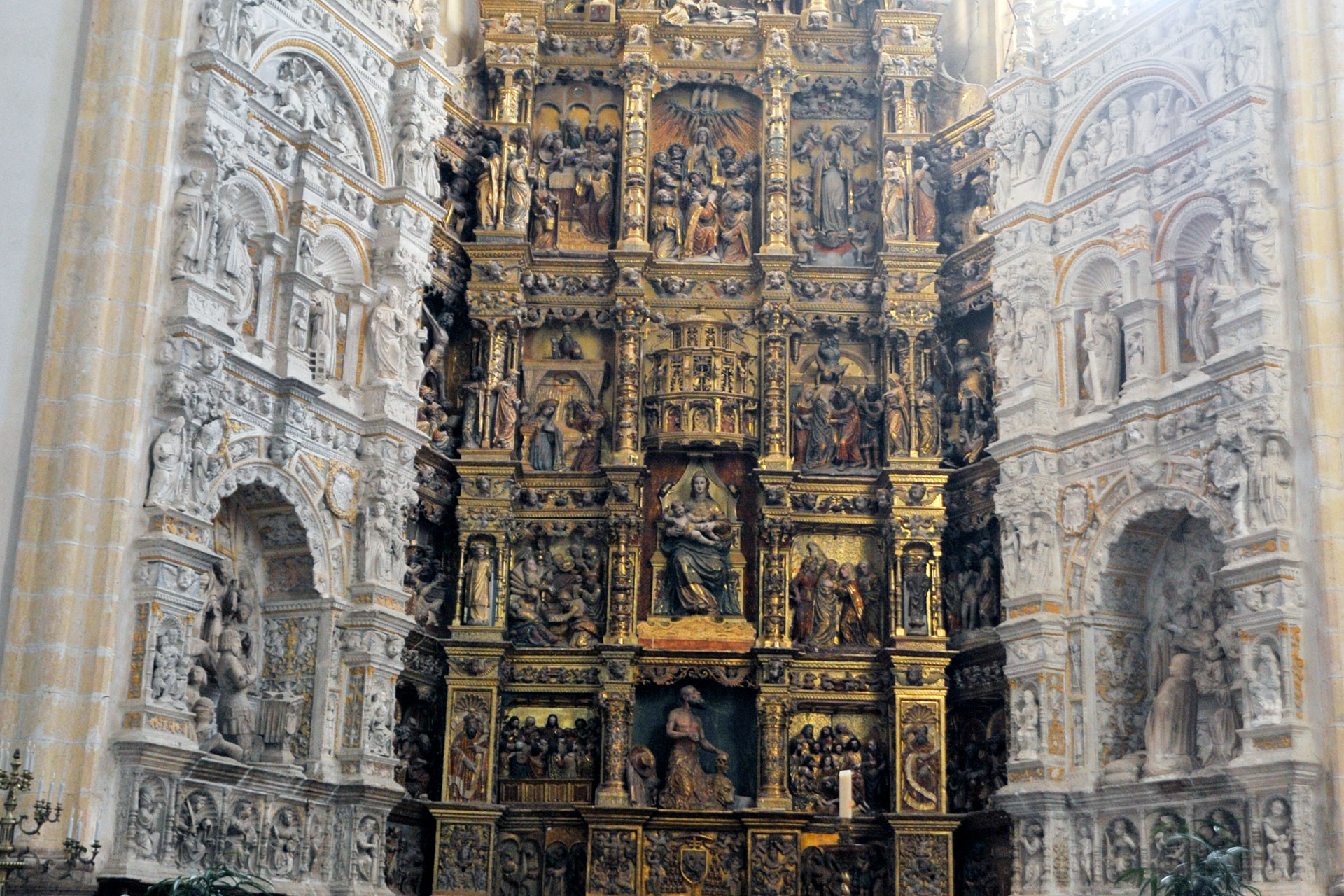 Retablo mayor del monasterio, flanqueado a cada lado por los cenotafios de los marqueses de Villena. / Kamarero