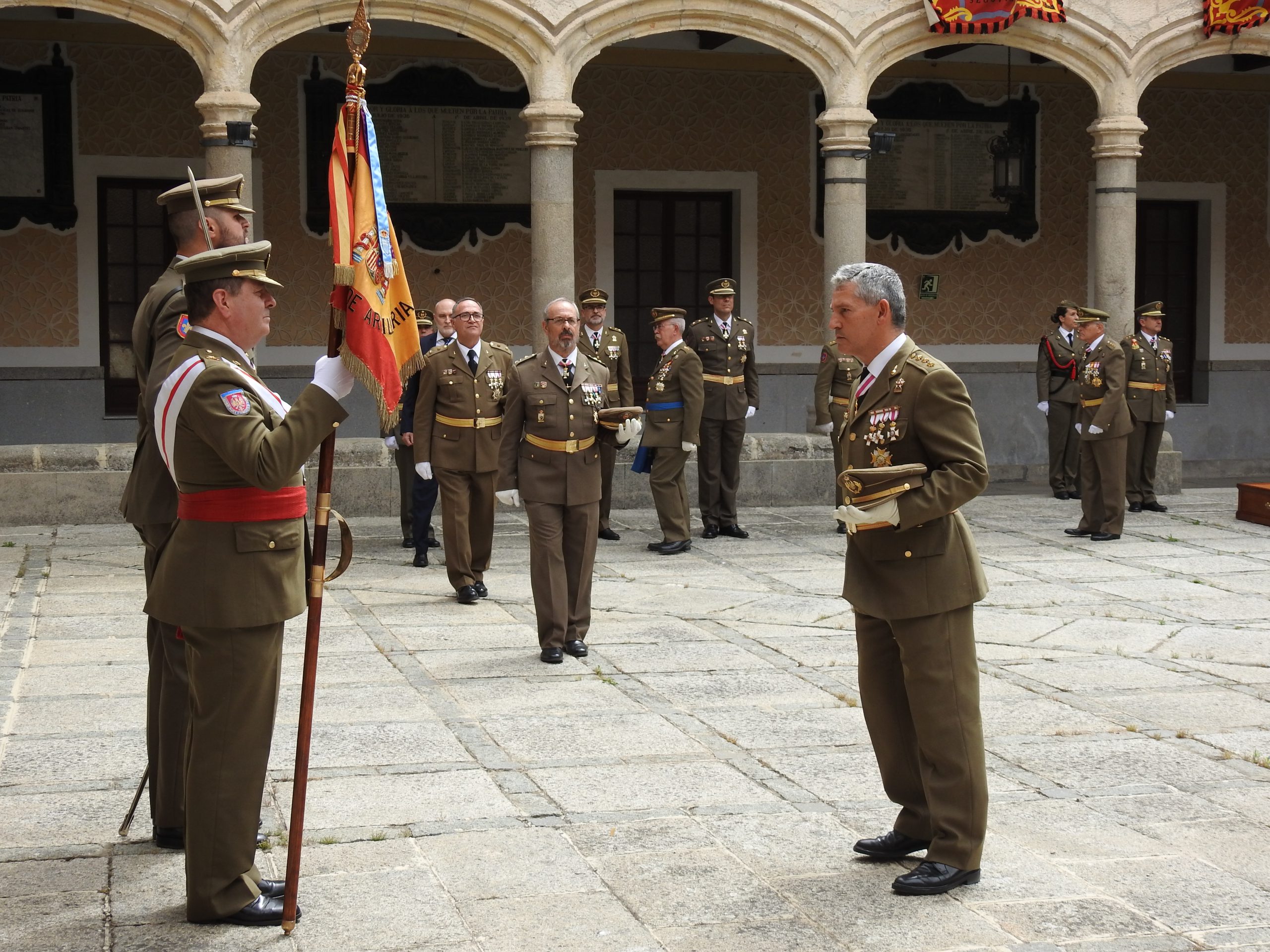 Uno de los oficiales de la promoción homenajeada saluda al estandarte de la Academia. / M.G.