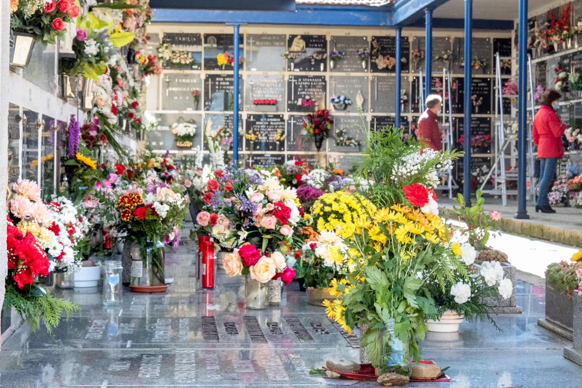 Tumbas y nichos del cementerio ‘Santo Ángel de la Guarda’, en la capital. / KAMARERO