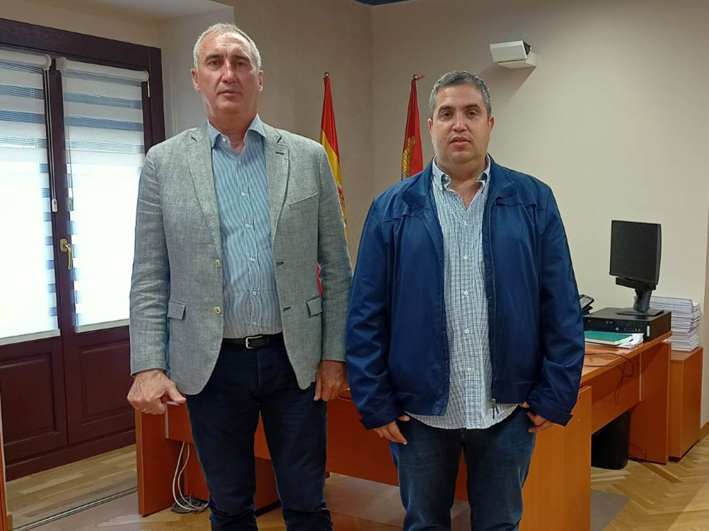 El Delegado Territorial, José Mazarías, y el alcalde de Melque de Cercos, Jesús Tejedor. / EL ADELANTADO