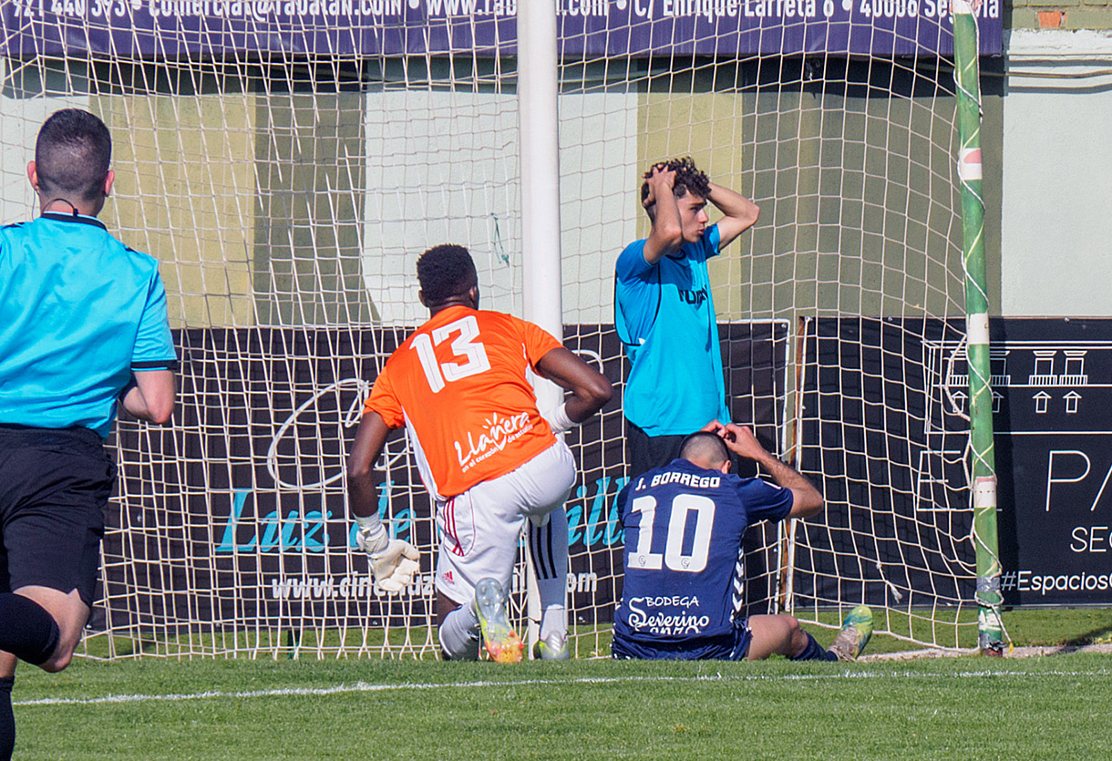 Futbol Segoviana Llanera Javi Borrego Fallo KAM5396