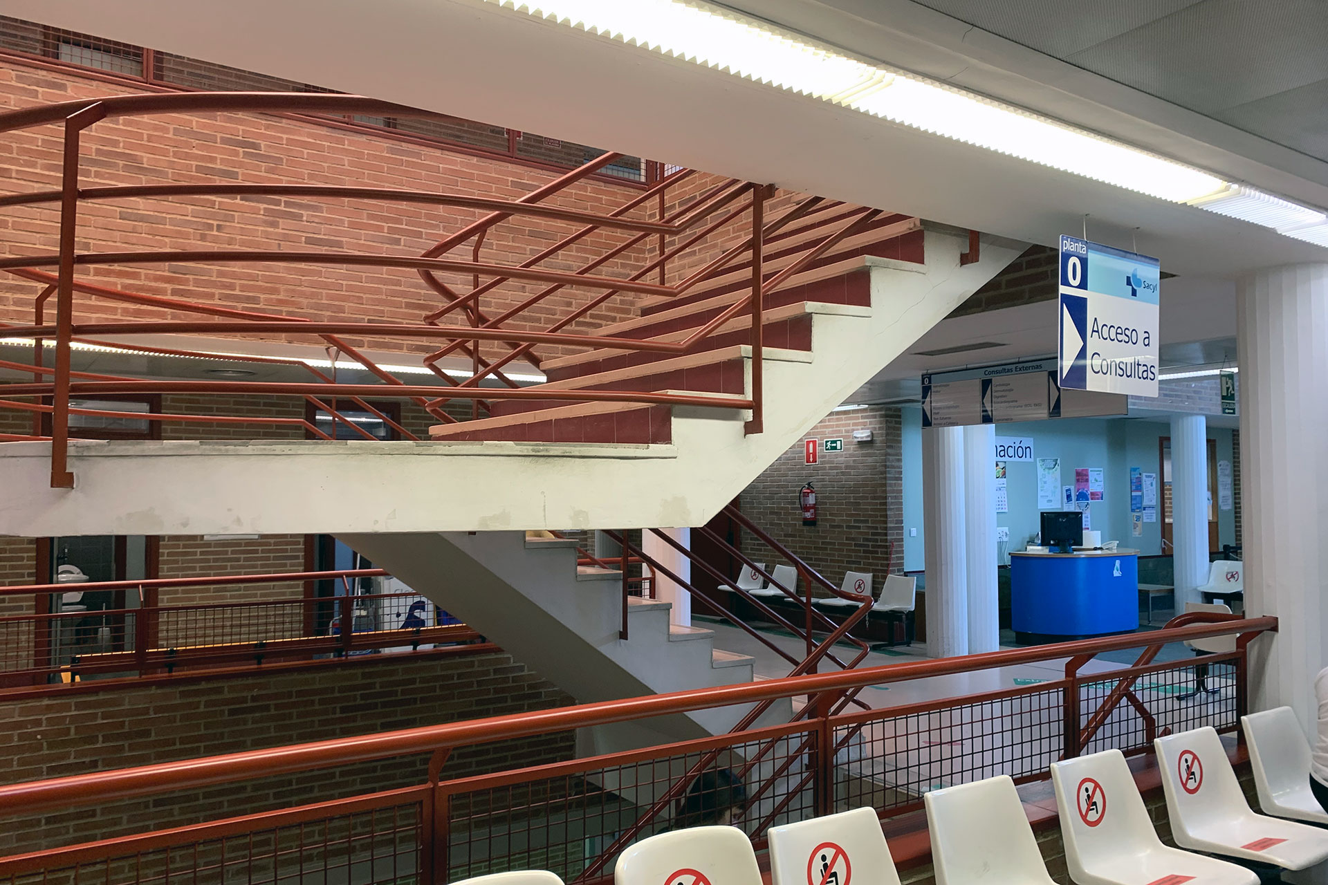 Imagen interior del edificio de Consultas Externas que forma parte del Complejo Asistencial. / KAMARERO
