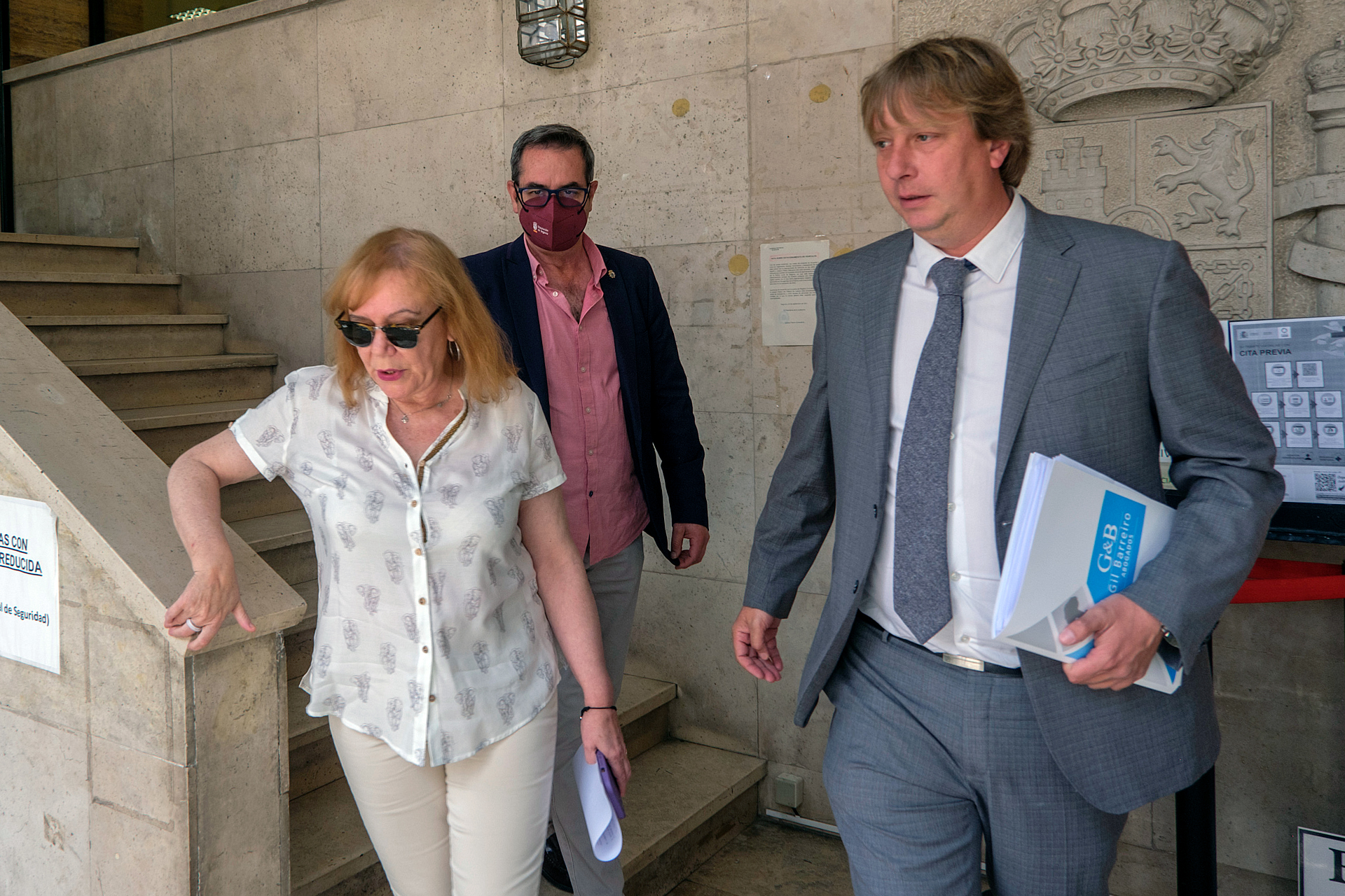 Jaime Peréz y una acompañante, y su abogado salen del Juzgado. /KAMARERO