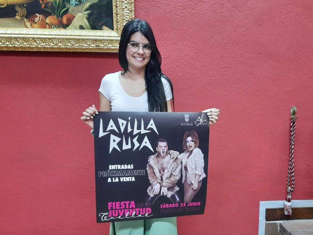 La concejal de Juventud, Lucía Arranz, presentando el concierto de ‘Ladilla Rusa’. / J. GONZÁLEZ