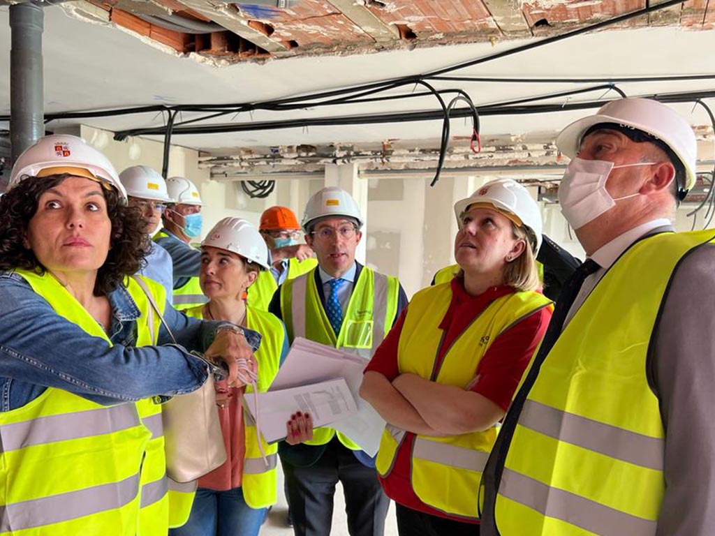 La consejera de Familia e Igualdad de Oportunidades, Isabel Blanco, visita las obras de la Residencia Mixta. / EL ADELANTADO