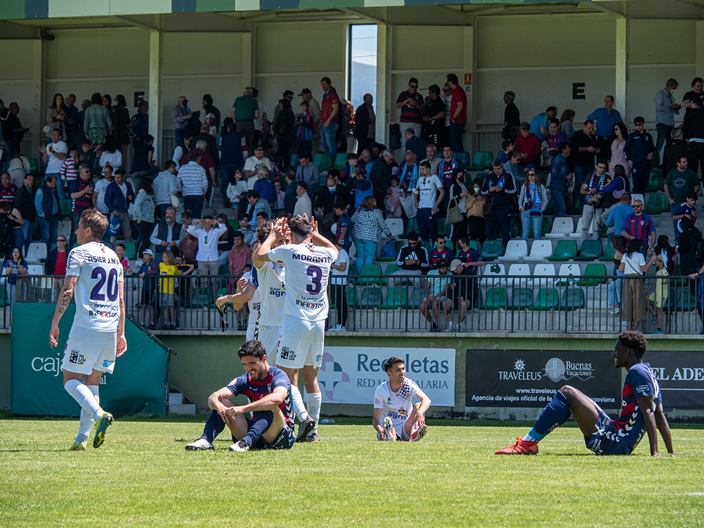 Los jugadores de la Segoviana, cabizbajos tras la derrota frente al Palencia Cristo Atlético. / NEREA LLORENTE