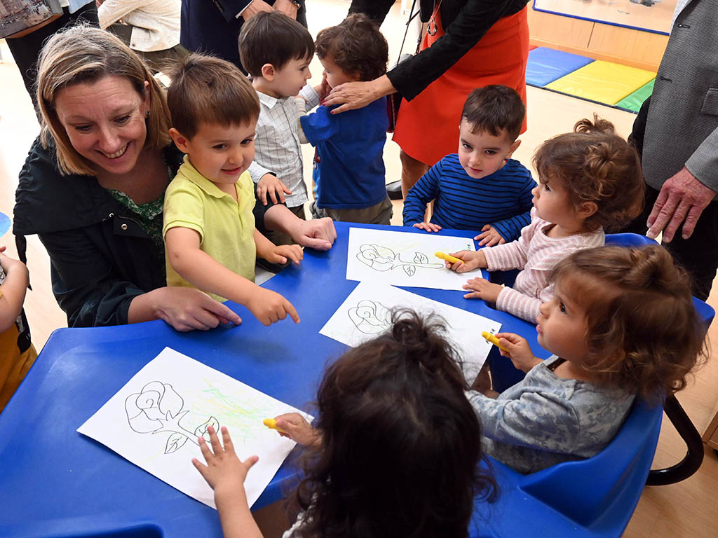 La consejera de Familia e Igualdad de Oportunidades, Isabel Blanco, visita al Programa 'Crecemos' en Villalbilla (Burgos). / EL ADELANTADO