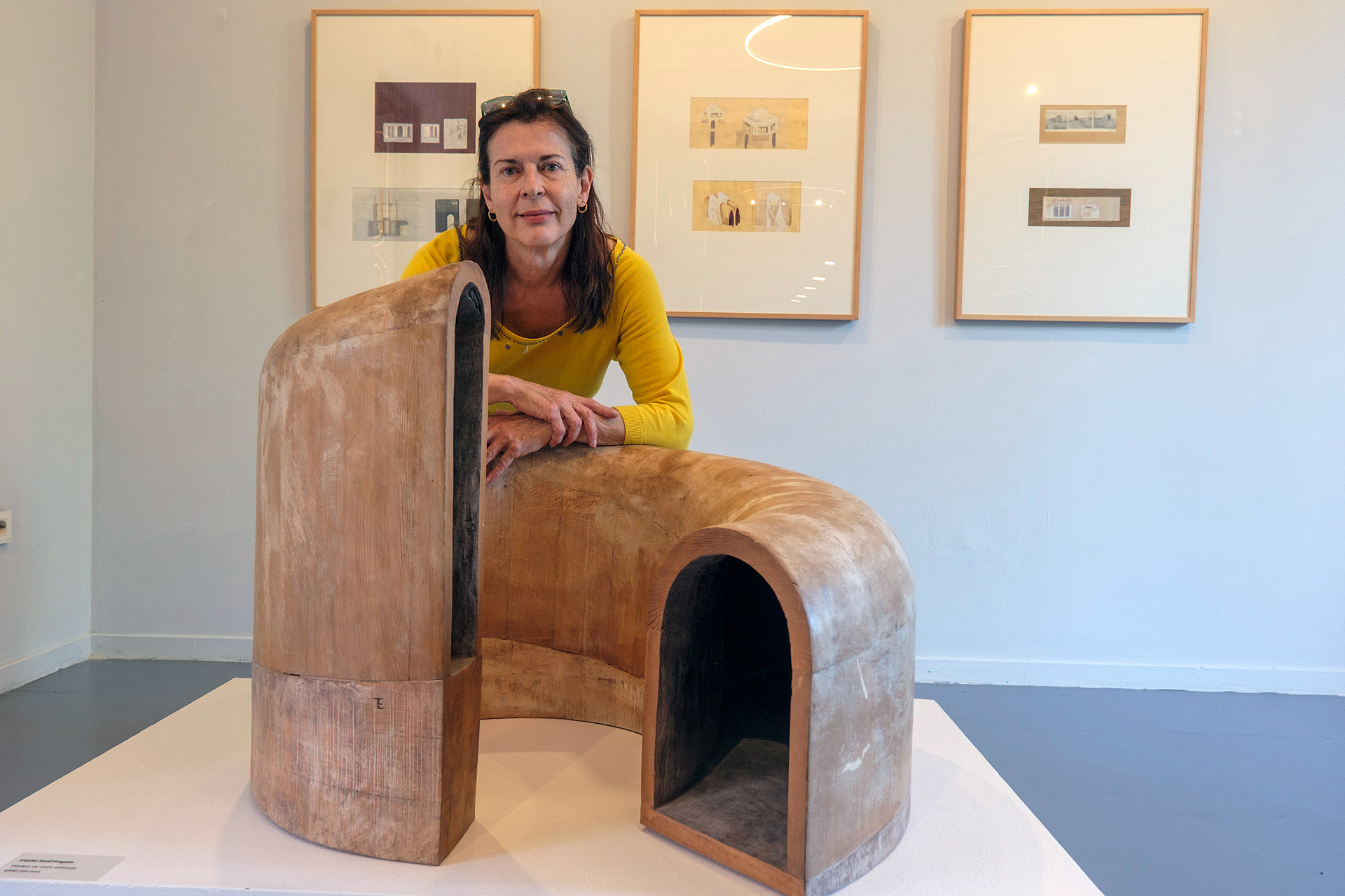 La artista, junto a una de sus obras en la sala de exposiciones del Palacio Quintanar. / KAMARERO