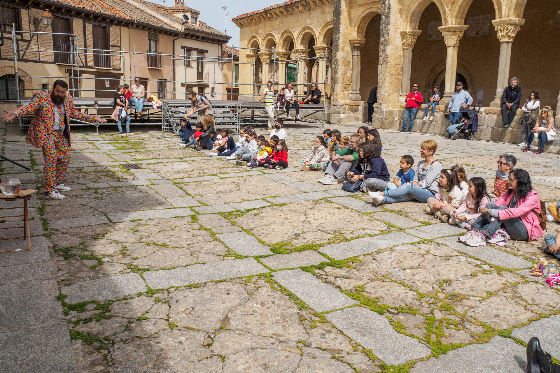 Espectáculo de magia, en la plaza de San Lorenzo. / KAMARERO