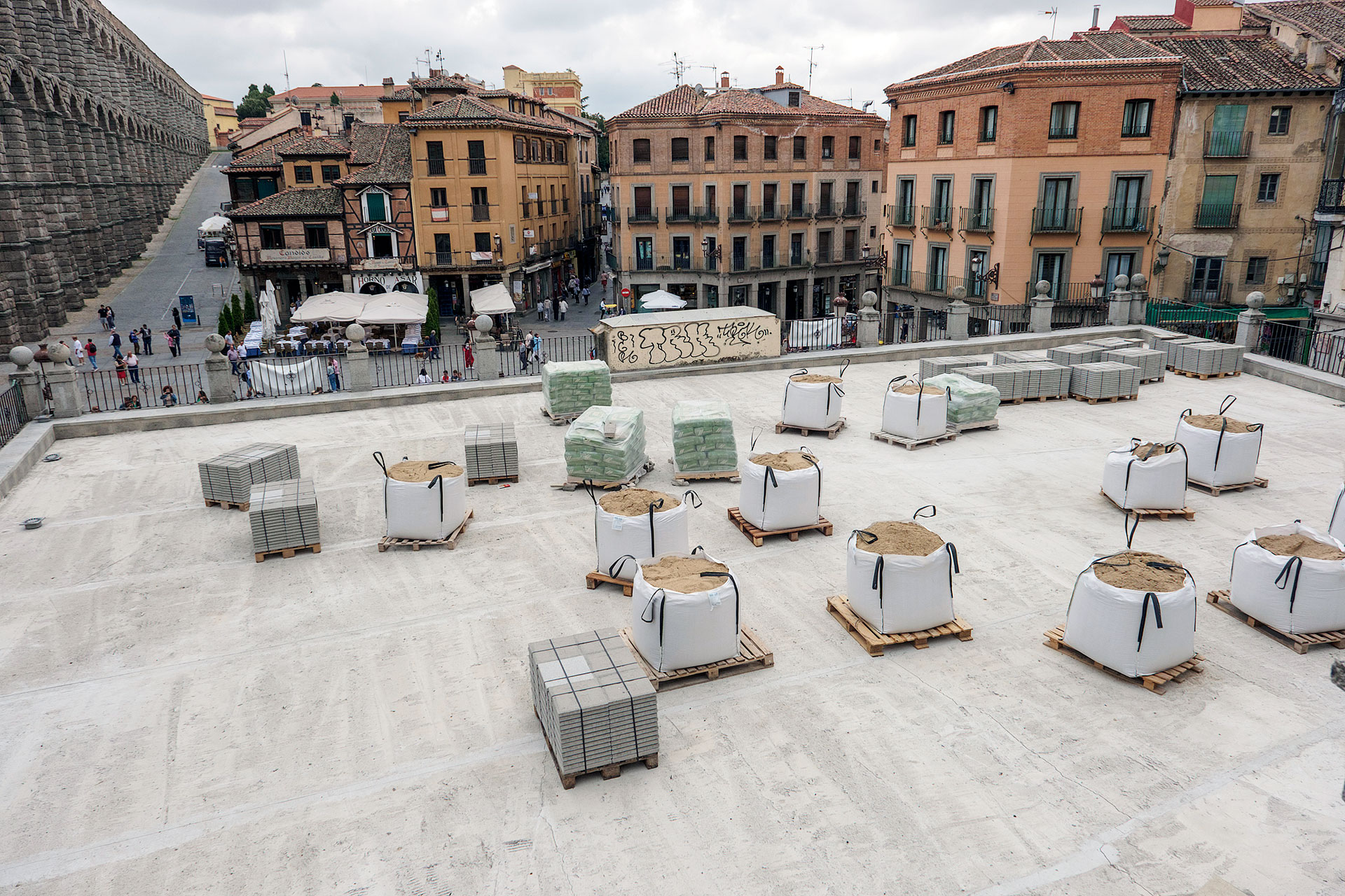 Está pendiente la colocación de baldosas para finalizar las obras de impermeabilización de la terraza de Santa Columba. / Kamarero