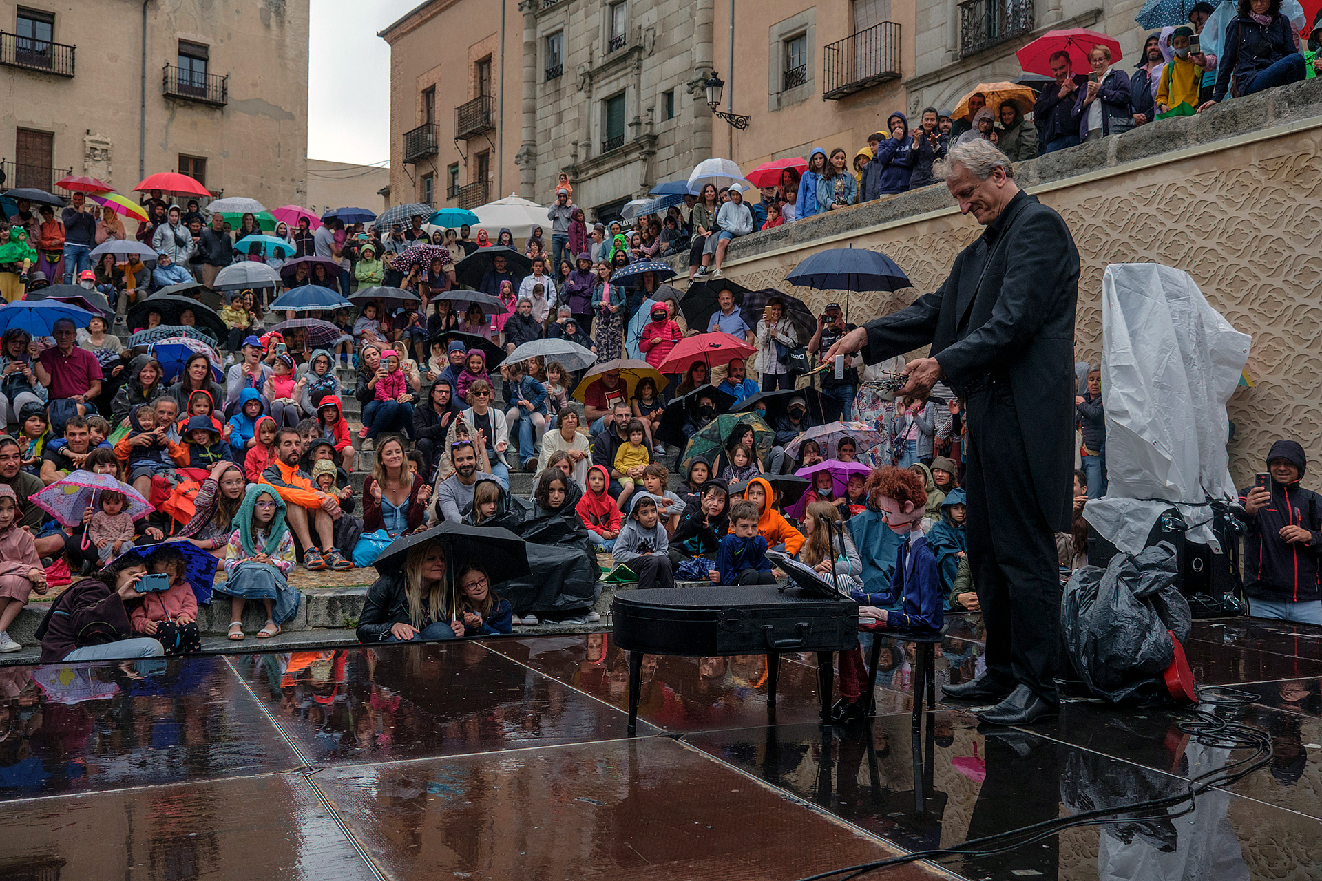 La lluvia no puede con las ganas de títeres en Segovia 1 Mr. Barti no usó paraguas para actuar ante los segovianos. / KAMARERO