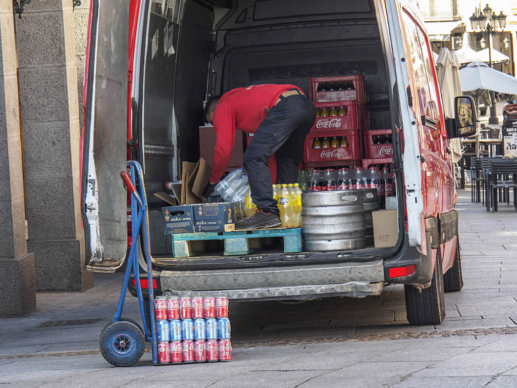 Un repartidor, en la avenida del Acueducto. / KAMARERO