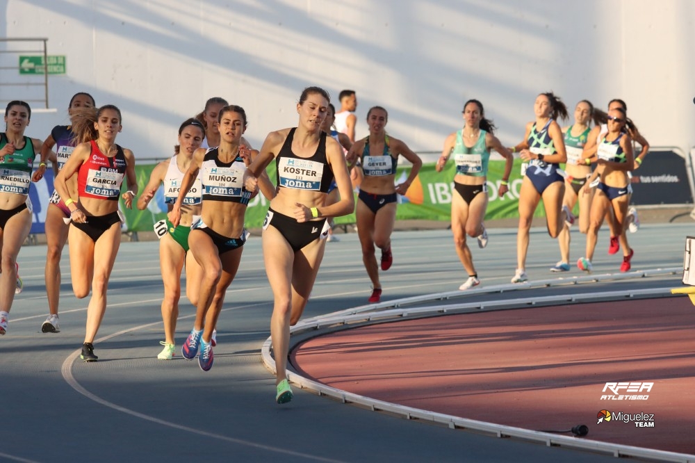 Águeda Muñoz, en la segunda posición en los 1.500 metros lisos del Meeting de Huelva. / RFEA - MIGUÉLEZ TEAM