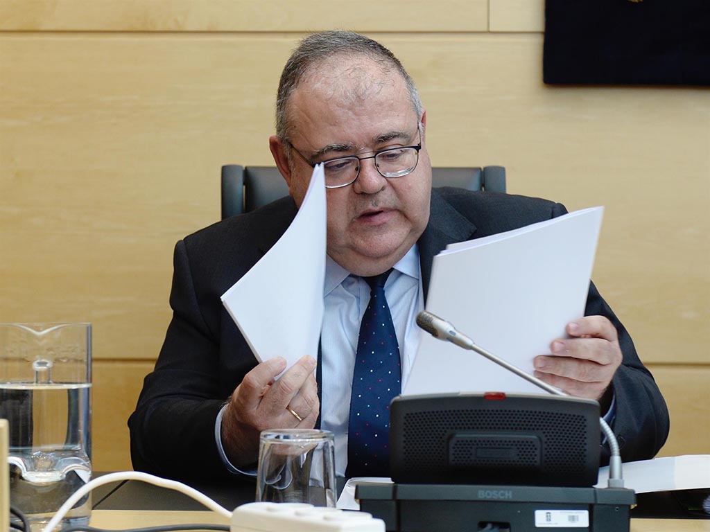 La Junta duda de la cuarta dosis de la vacuna: "No hay evidencia científica" 1 El consejero de Sanidad, Alejandro Vázquez. / EFE - NACHO GALLEGO