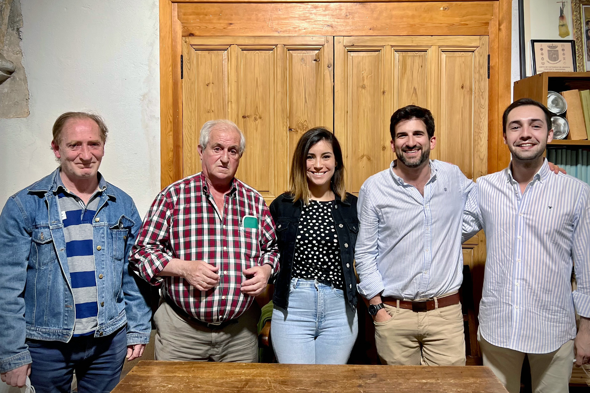 De izquierda a derecha, De Frutos, Garrido, la nueva presidenta, Blanca García, Felipe Gómez-Perreta (tesorero) y Luis Gómez (secretario). / E. A.