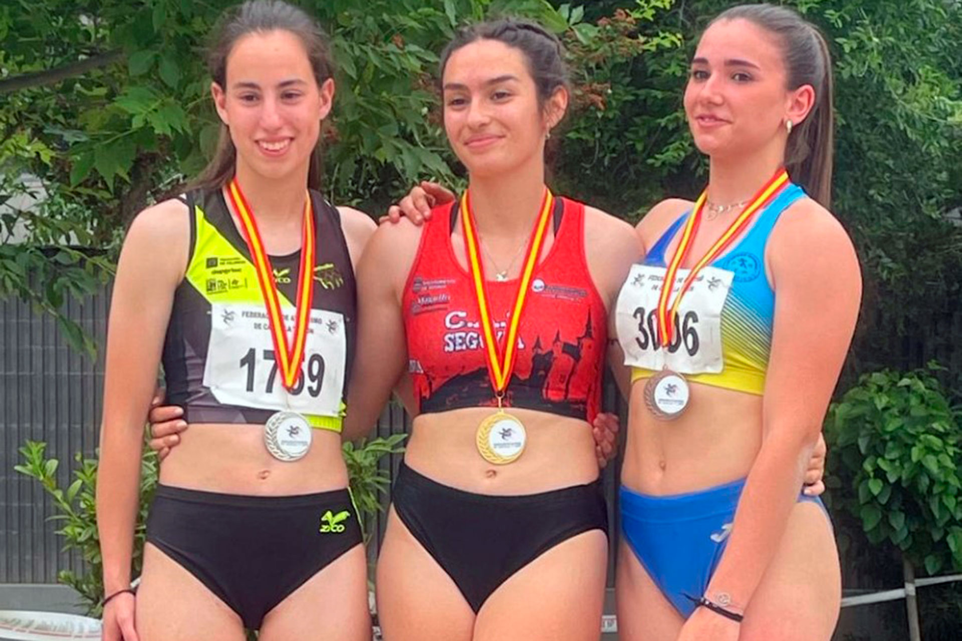 Ángela Peñas, en el centro del podio del salto de longitud./ CAS CIUDAD DE SEGOVIA