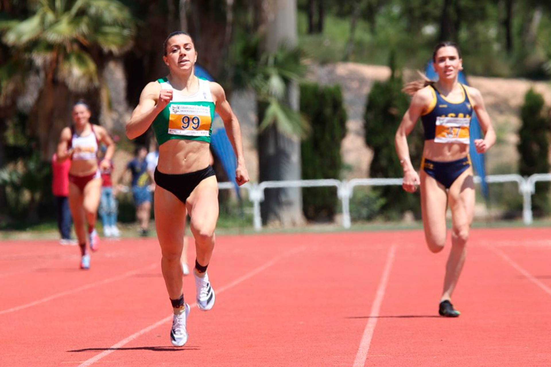 Ángela García, llegando a meta en el campeonato universitario./ E.A.