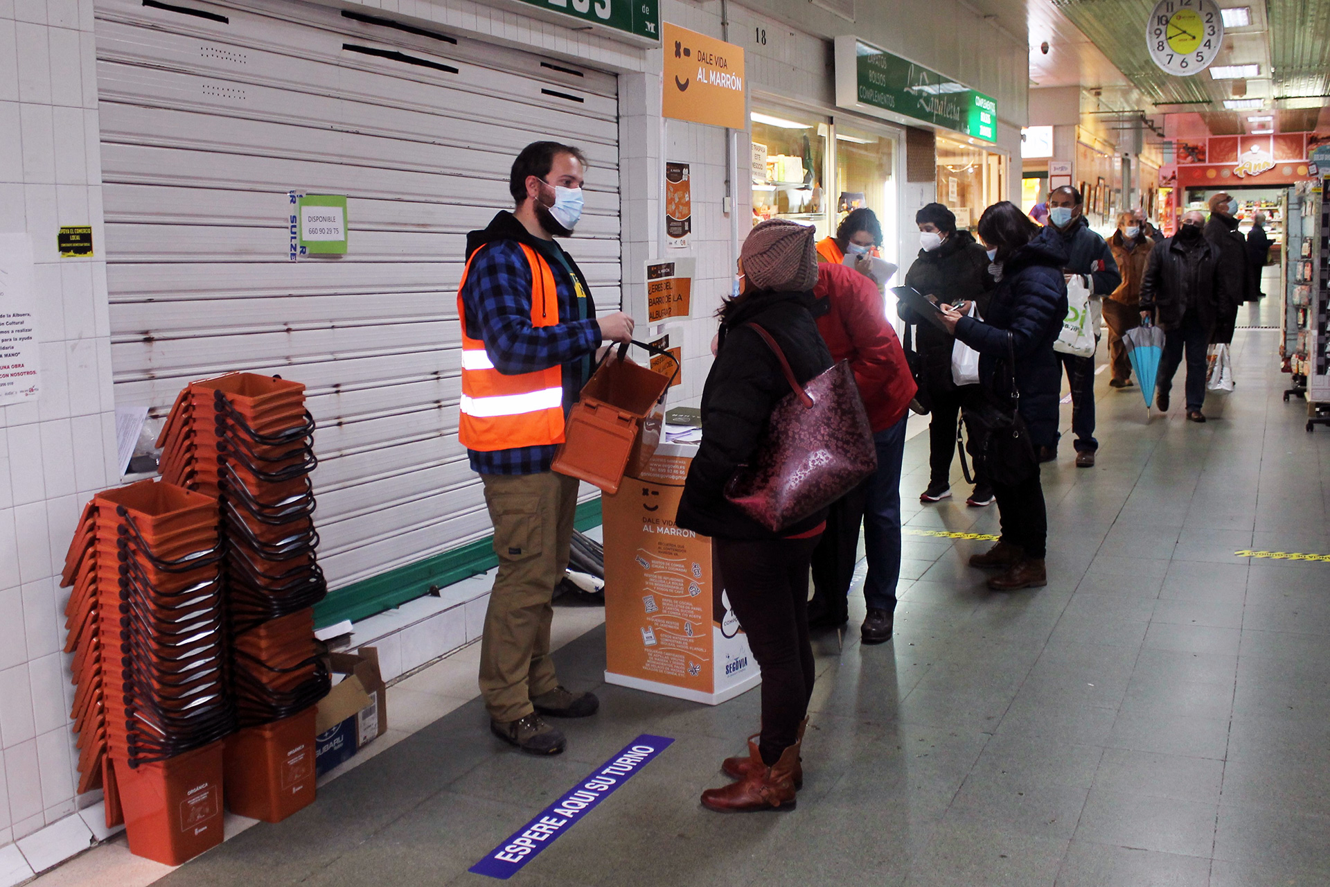 Entrega de cubos en el Mercado de La Albuera el pasado mes de diciembre para el proyecto piloto. / E. A.