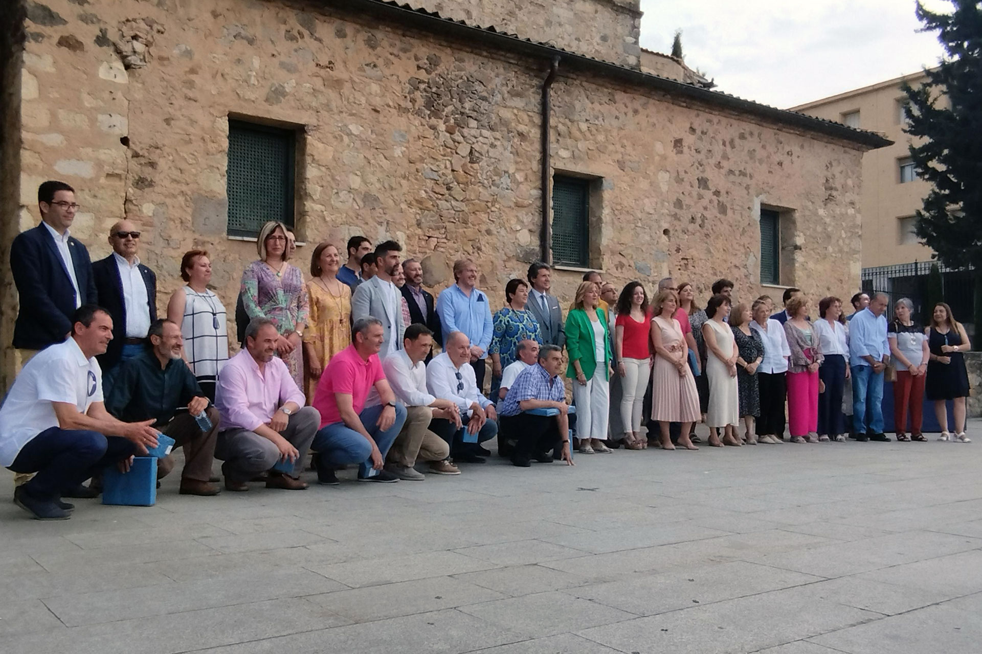 Los funcionarios homenajeados y los concejales posaron en una foto de familia tras concluir el acto. / EL ADELANTADO