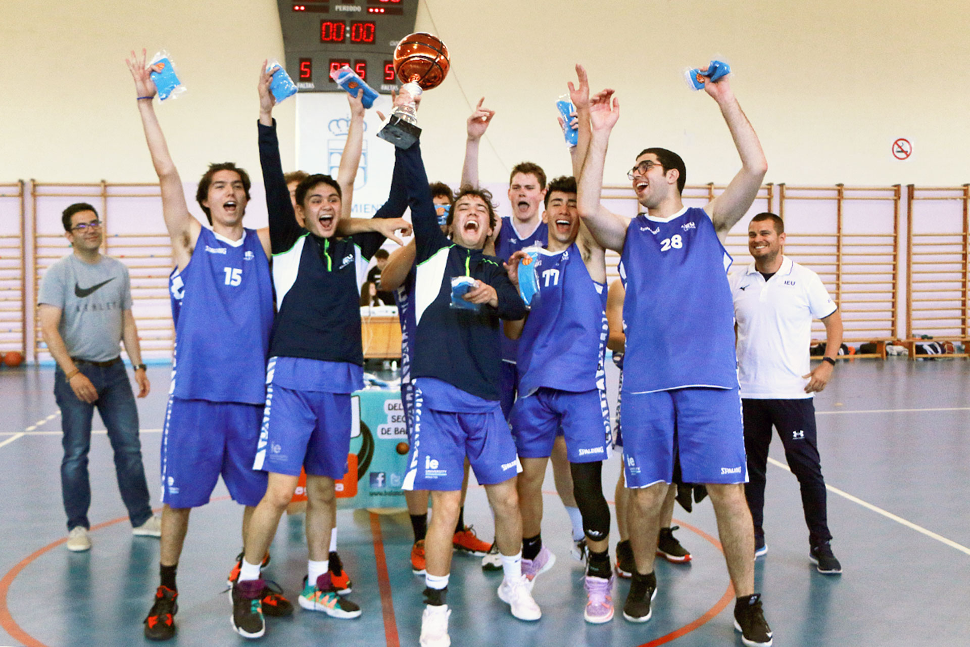 Los jugadores del IE University celebran el título de liga ganado en la final al CD Base./ KAMARERO