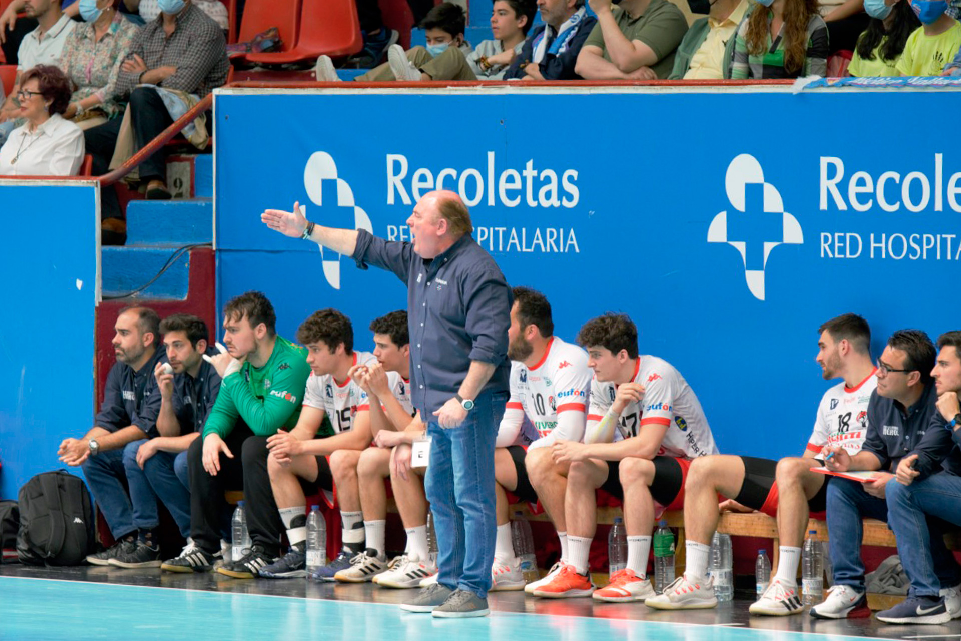 Zupo reclama intensidad a sus jugadores durante el partido ante el Atlético Valladolid./ AMADOR MARUGÁN