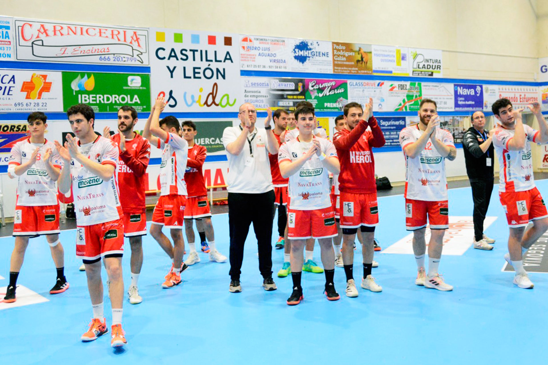 Los jugadores del Mesenor Nava saludan a los aficionados tras ganar un partido./ AMADOR MARUGÁN