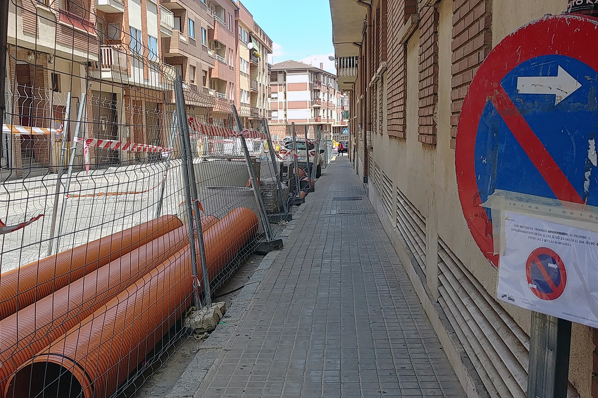 Un cartel pegado a una señal de prohibido aparcar informaba ayer del inminente inicio de las obras. / E. A.