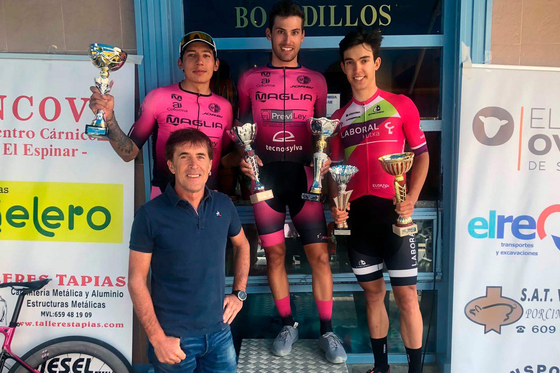 Pedro Delgado, en el podio con los ganadores de la Vuelta a los Pinares./ CC 53x13