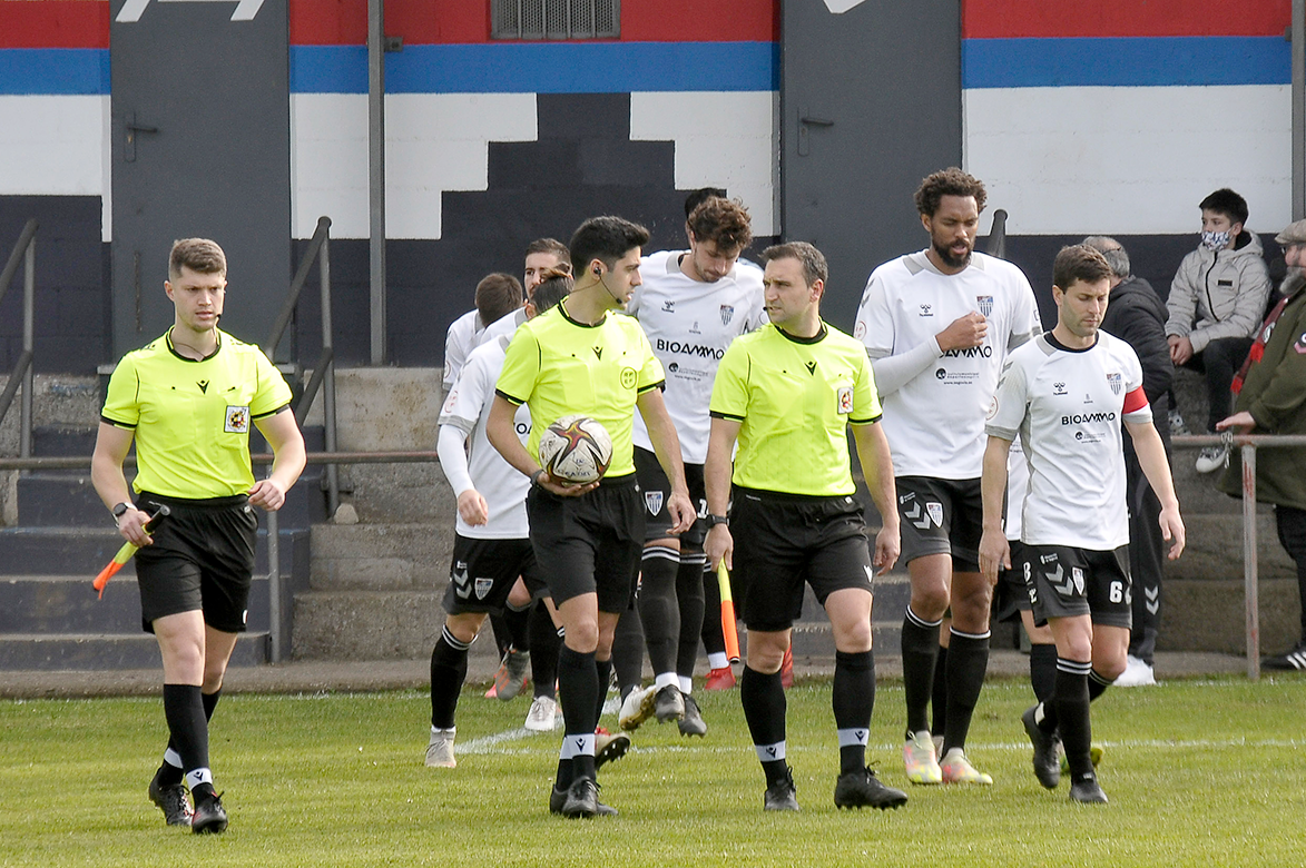 Salida al campo de los jugadores de la Segoviana para disputar el partido ante el Ceares. / JUAN MARTÍN-G. SEGOVIANA