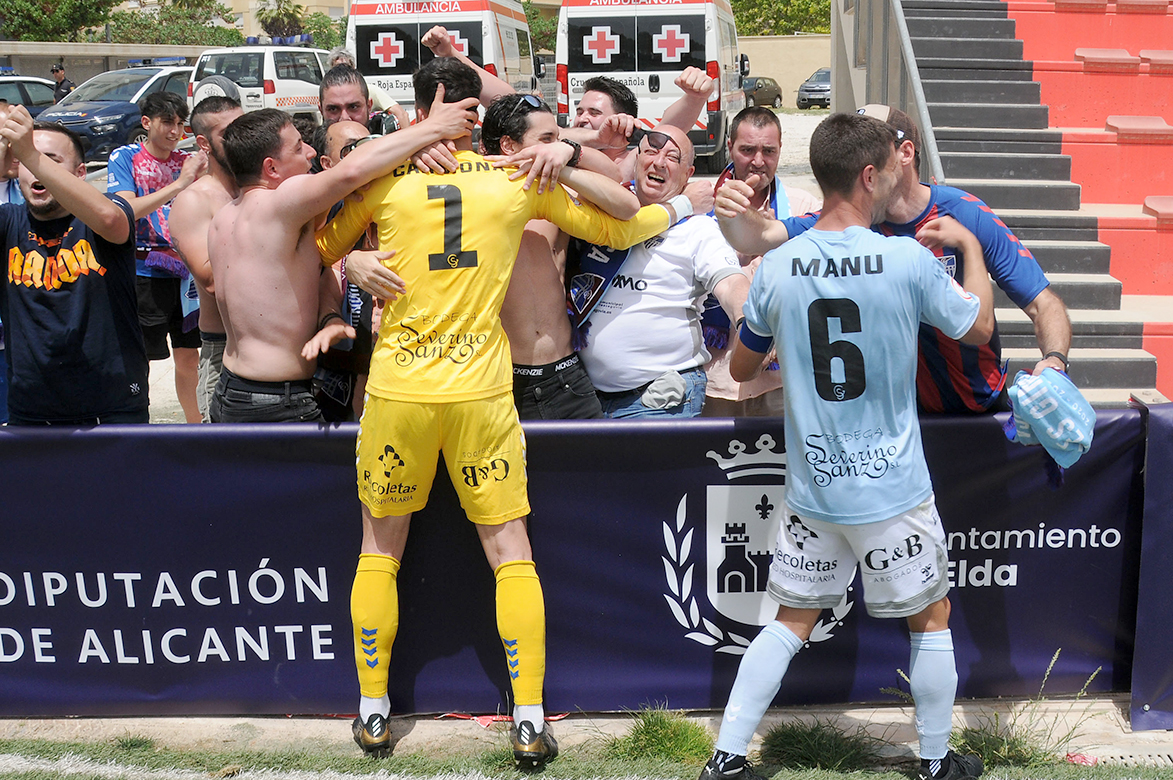 Aficionados abrazando a Carmona y Manu. / JUAN MARTÍN-G. SEGOVIANA