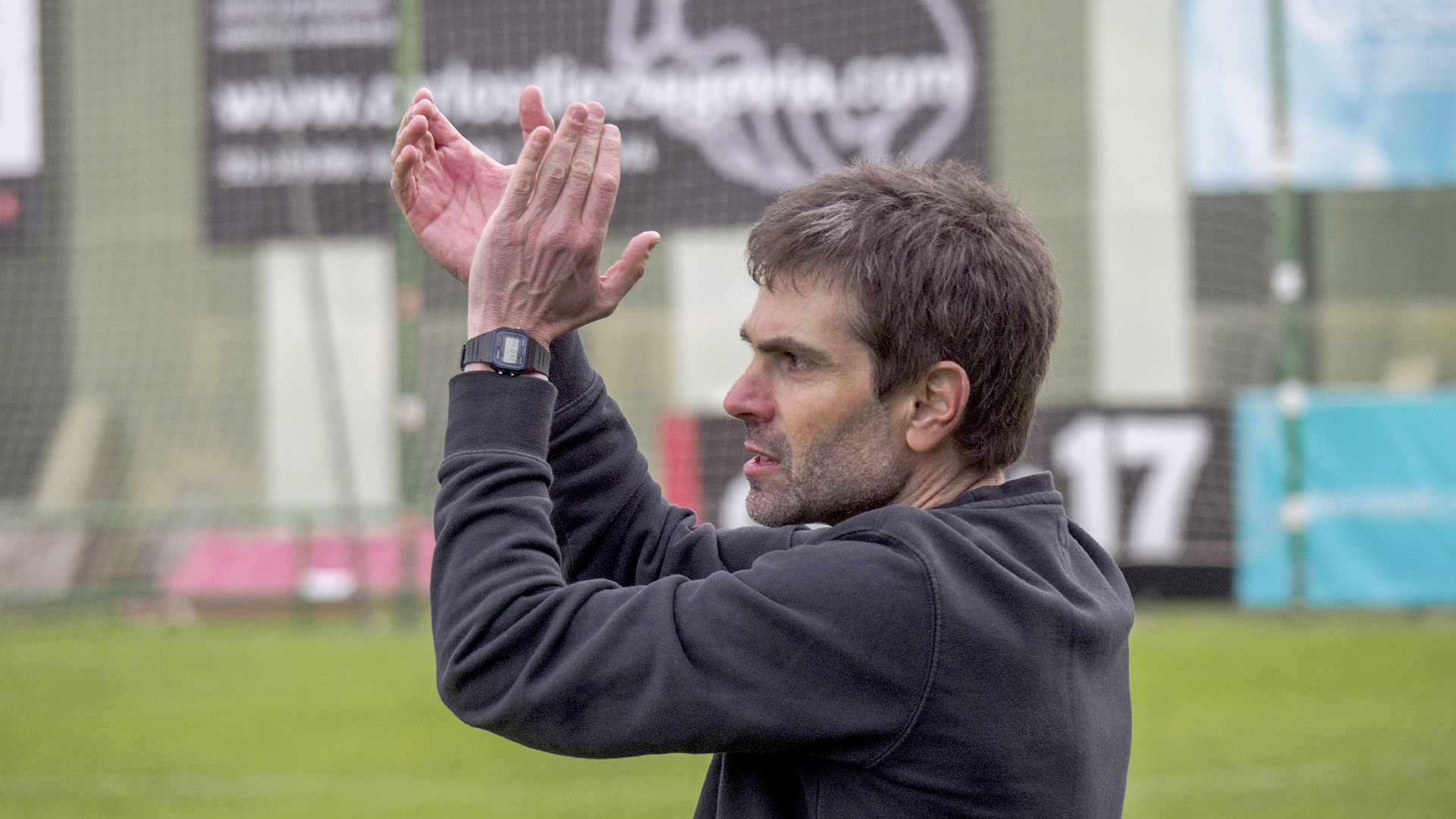 Ramsés Gil aplaude una acción ofensiva de la Gimnástica Segoviana durante un partido./ KAMARERO