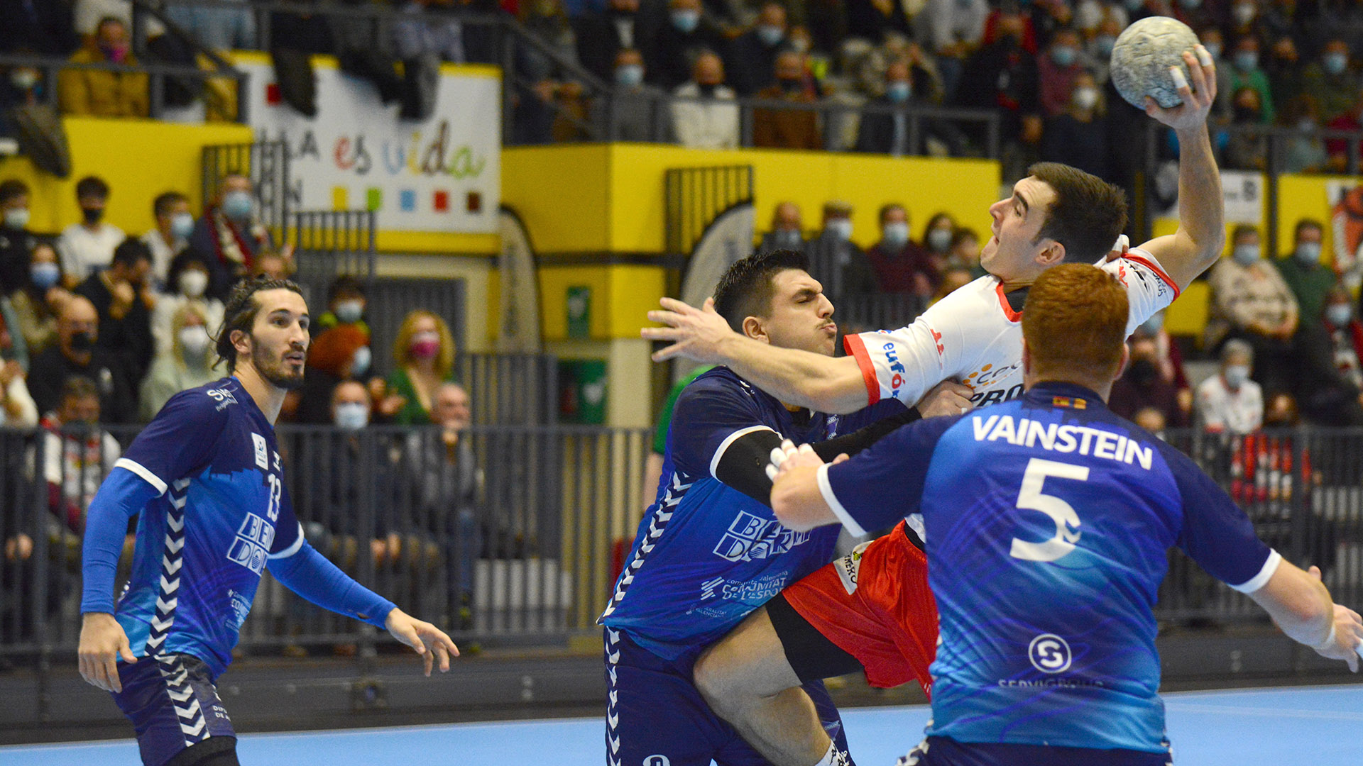 Prokop, frenado por dos jugadores del Benidorm en un momento del partido de ida./ AMADOR MARUGÁN