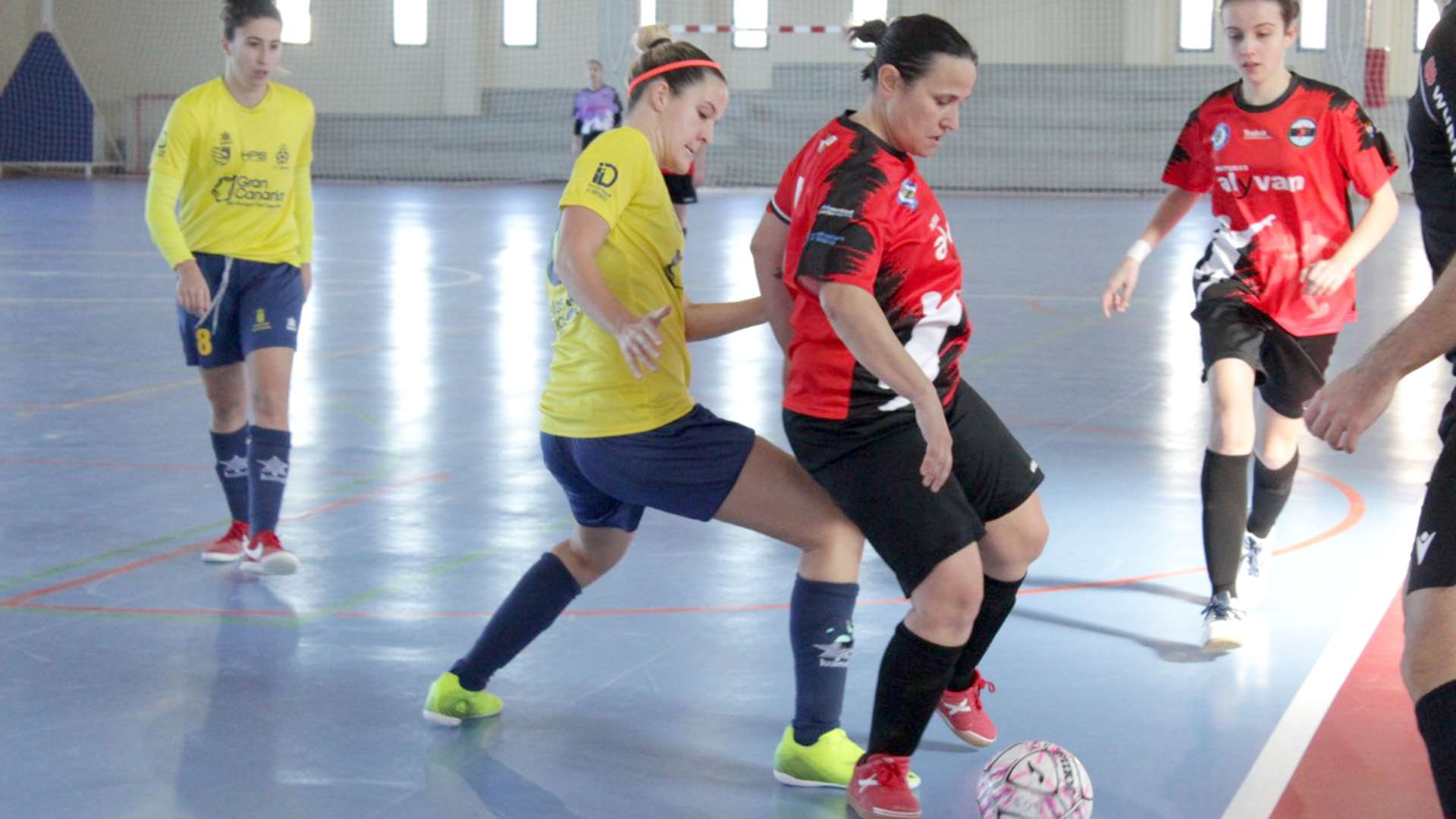 Chivi controla el balón cerca de la banda ante la presión de una jugadora del Teldeportivo./ A.V.
