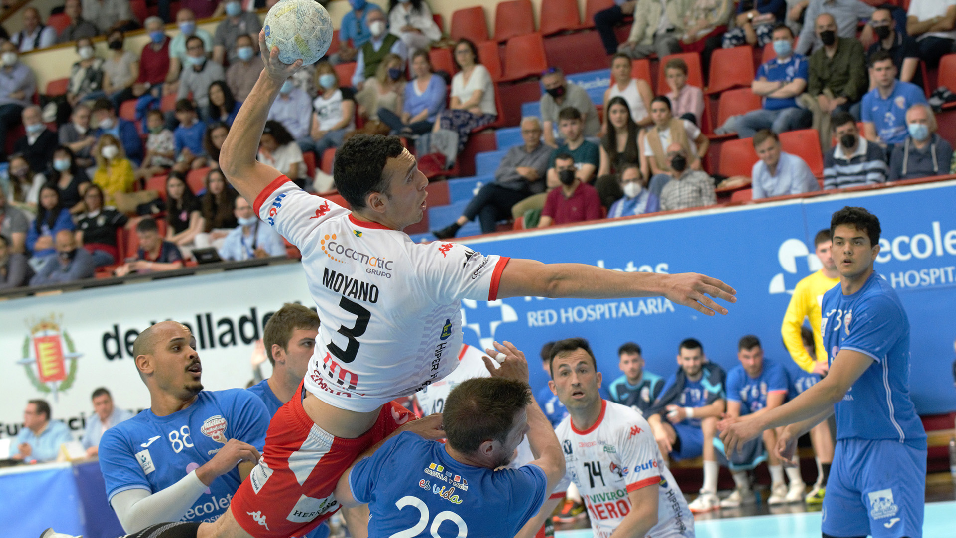 Un punto perdido 1 Andrés Moyano dispara a portería ante la mirada de Carlos Villagrán durante el duelo disputado en Huerta del Rey. AMADOR MARUGÁN