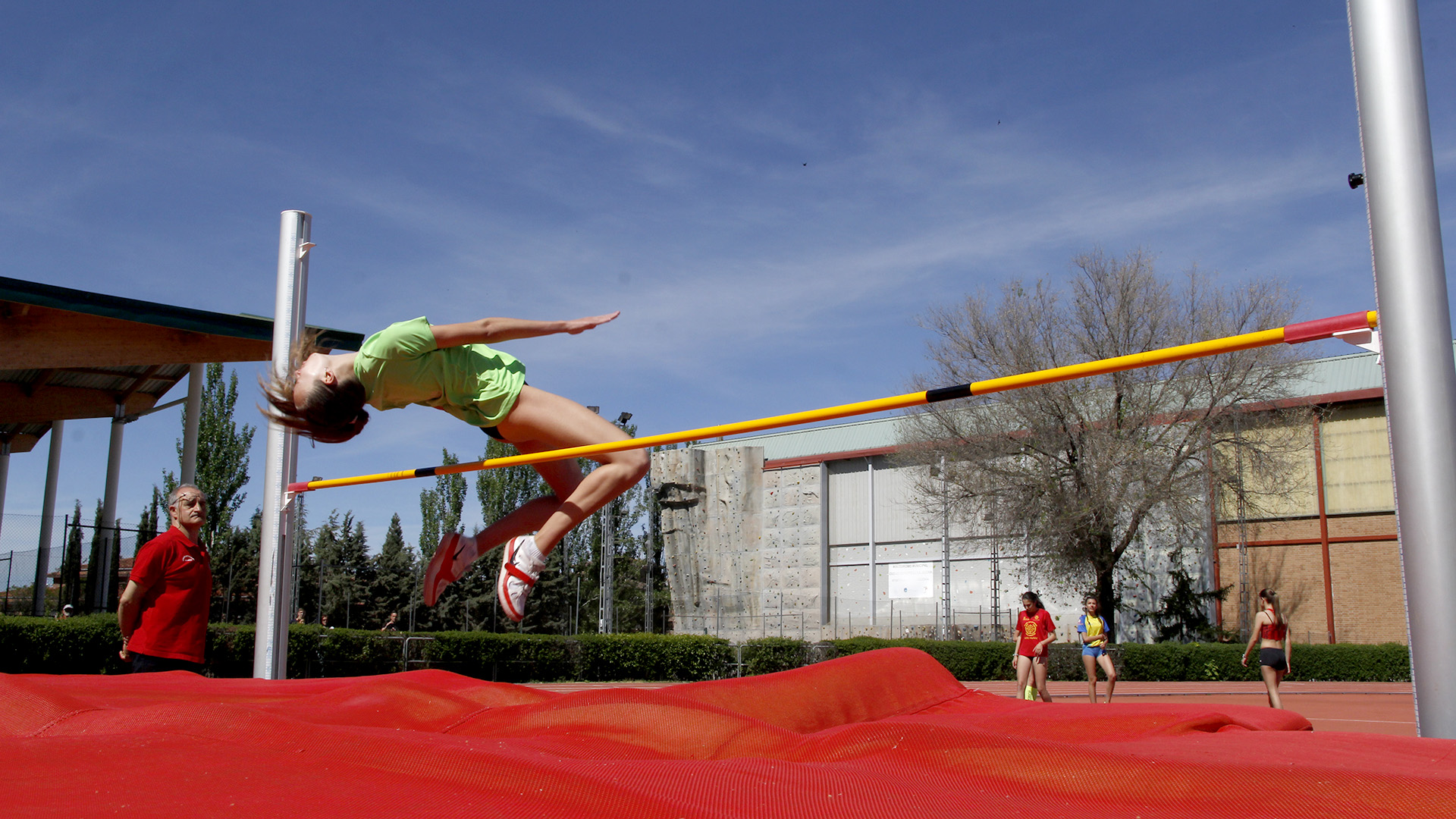 Una de las participantes en la primera edición del Memorial Isaac Sastre, superando el listón./ NEREA LLORENTE