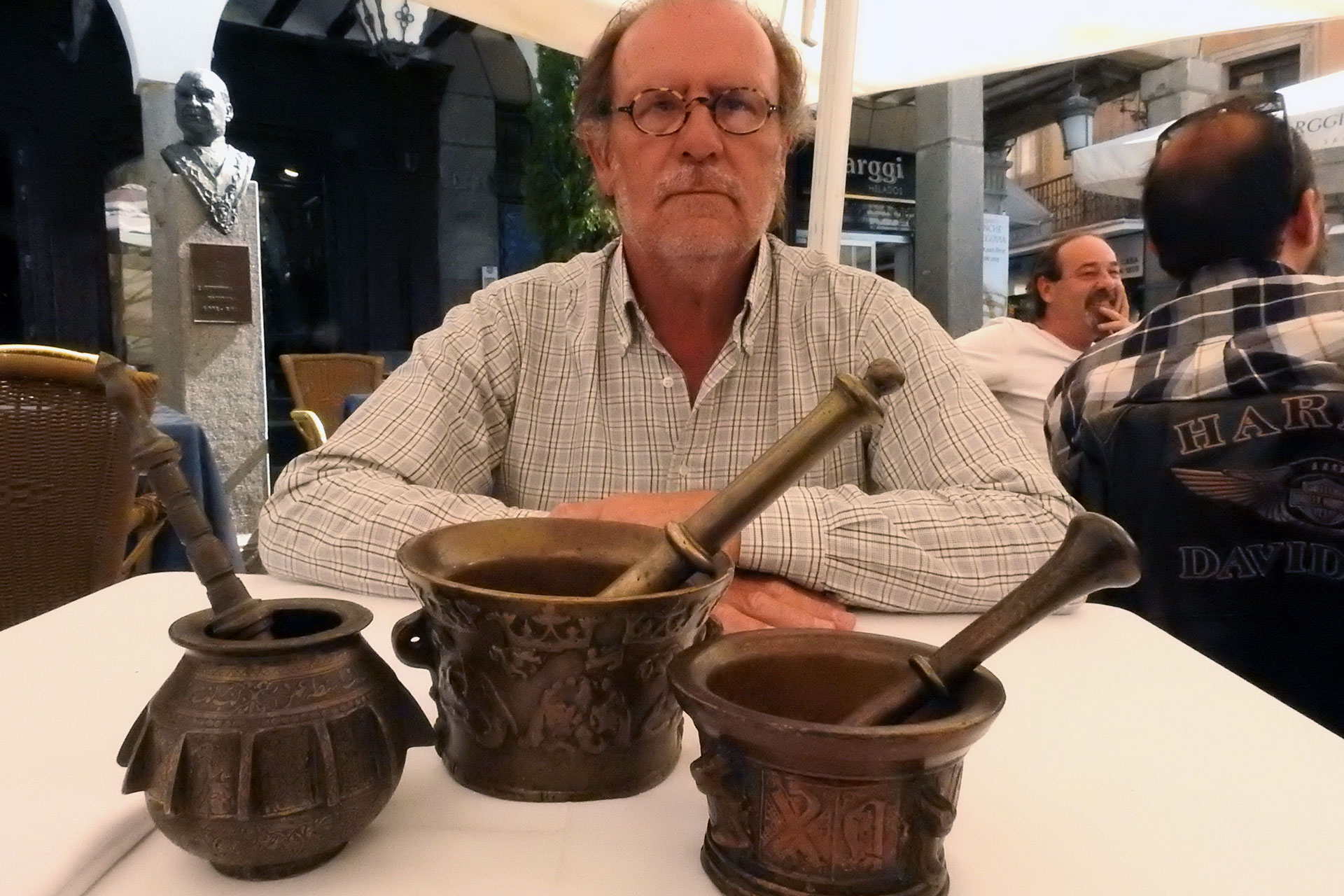 Vidal Martín muestra algunas de las piezas que conserva en su colección privada./M.GALINDO