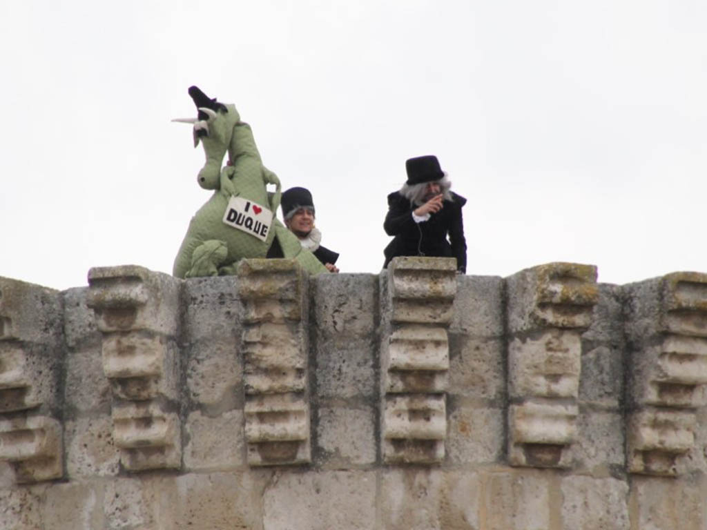 Los personajes de 'Cuervos' en el torreón, saludando al ferial. / C.N. Los personajes de 'Cuervos' en el torreón, saludando al ferial. / C.N.