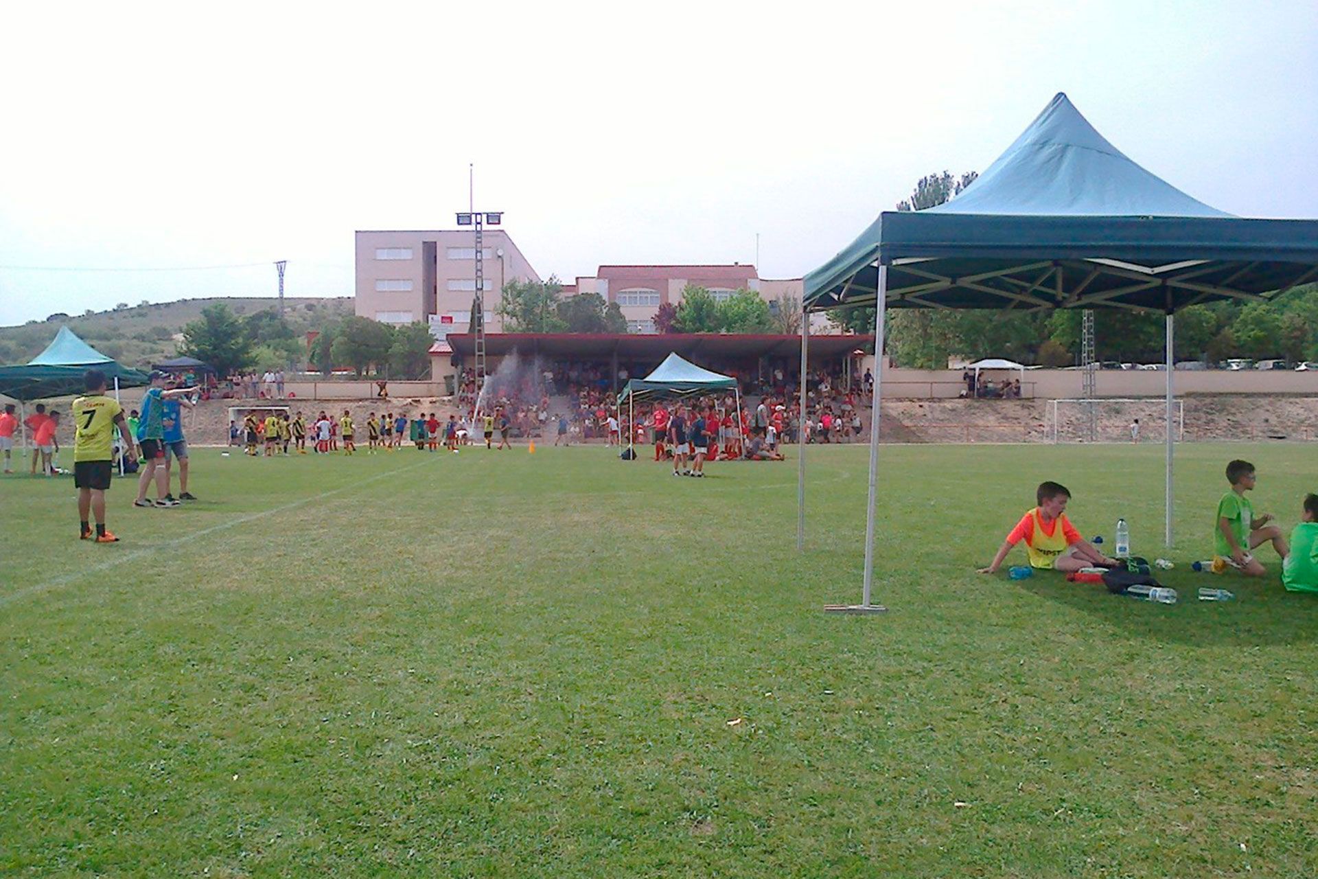 Vista del campo de Las Piscinas en uno de los descansos tras los partidos./ E.A.