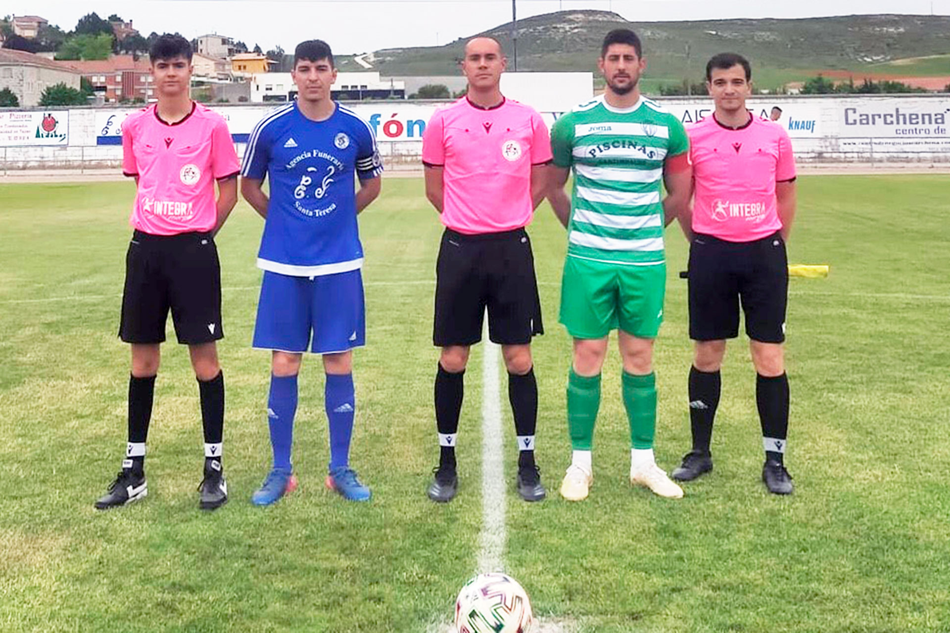 Los capitanes y el trío arbitral en los prolegómenos del partido que jugaron Cuéllar y Cantimpalos./ RUBÉN DE MIGUEL