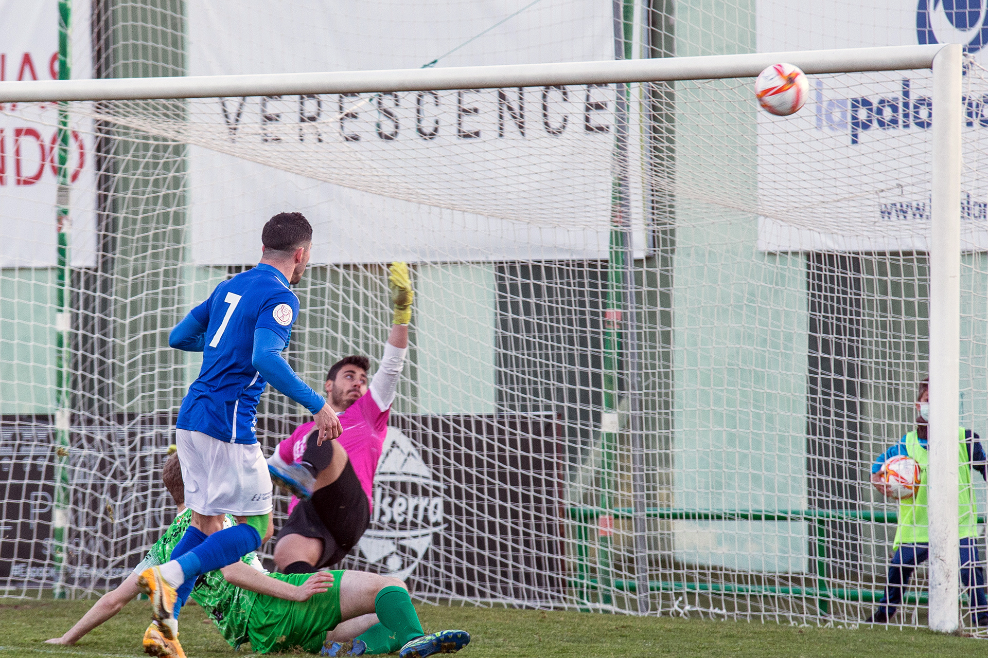 Kobi culmina una acción ofensiva del Unami en un momento del partido de ida. / NEREA LLORENTE