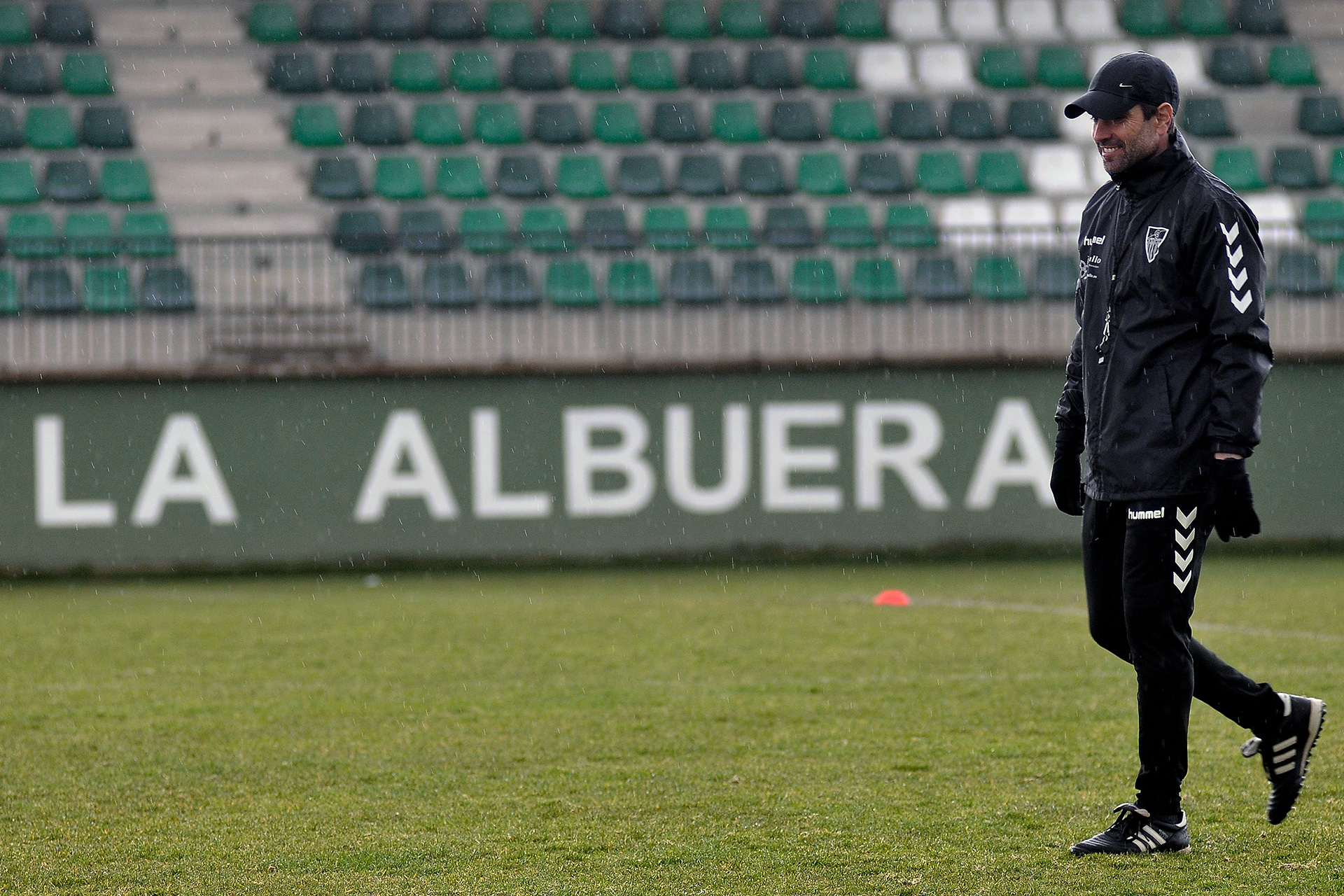 Ramsés camina por el campo de La Albuera durante uno de los entrenamientos del equipo azulgrana. / JUAN MARTÍN-G. SEGOVIANA