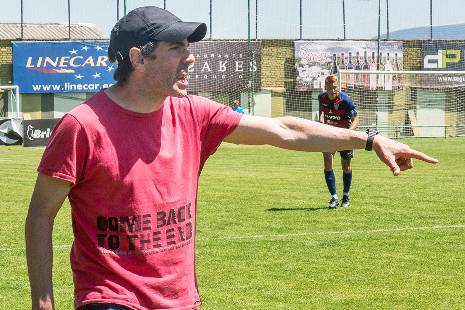 Ramsés Gil coloca a sus jugadores durante un partido de la Segoviana./ NEREA LLORENTE