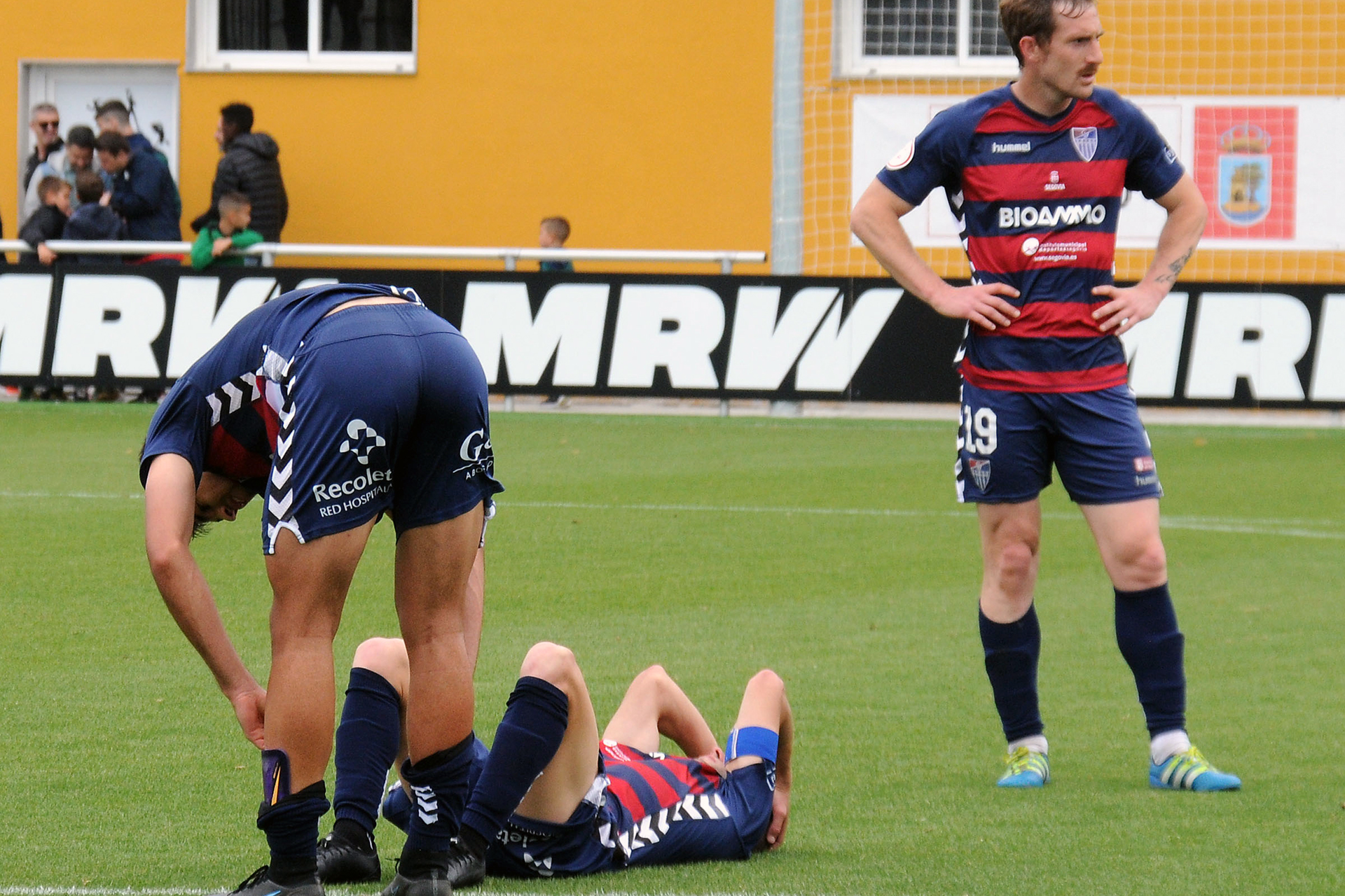 Los jugadores de la Segoviana se lamentan sobre el campo do Vao tras la finalización del encuentro./ JUAN MARTÍN-G. SEGOVIANA