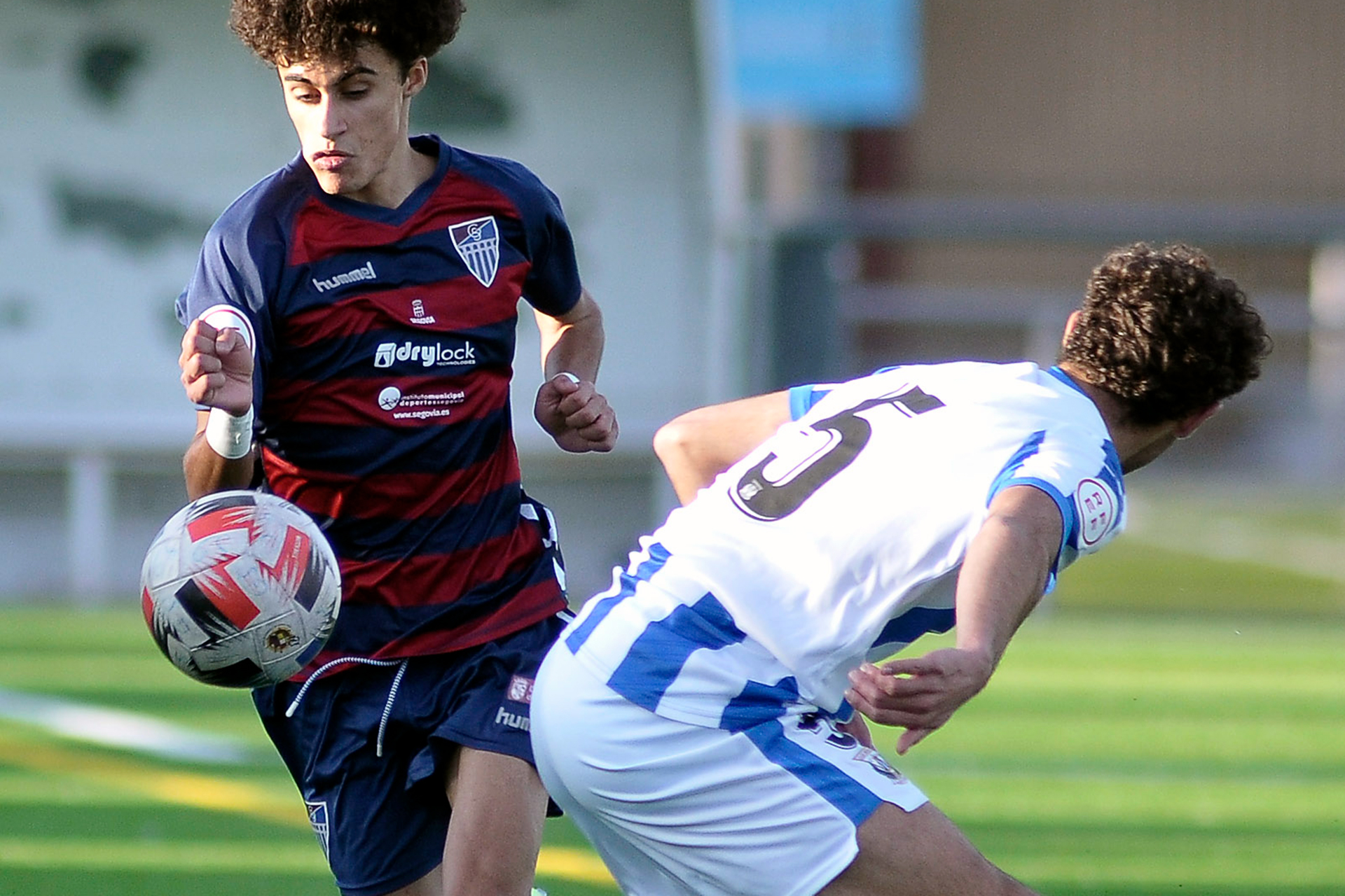 El jugador de la Segoviana salta por encima de su rival. / JUAN MARTÍN - GIMNÁSTICA SEGOVIANA